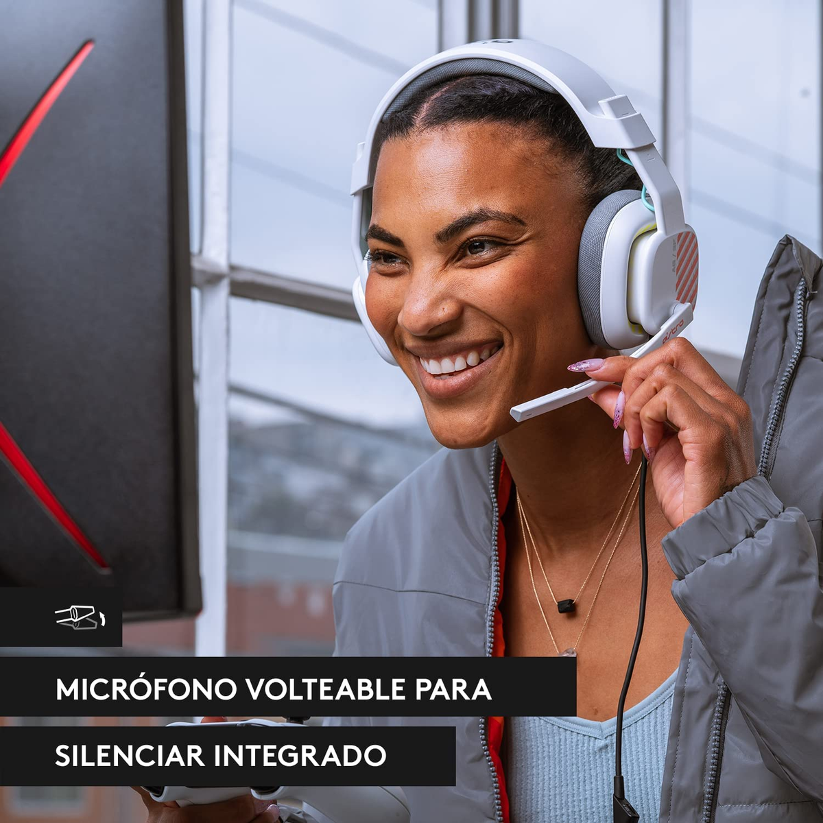 Kobieta nosi biały zestaw słuchawkowy z mikrofonem, uśmiechając się. Tekst mówi 'Mikrofon'.