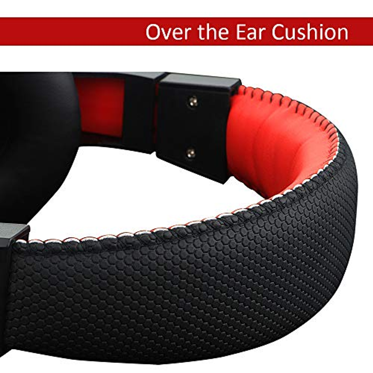 Primer plano de auriculares negros con almohadilla interior roja. El fondo es blanco.
