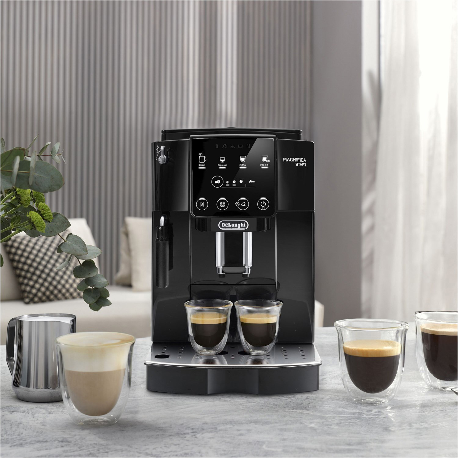 Czarny ekspres do kawy DeLonghi z dwoma szklankami espresso i filiżanką.