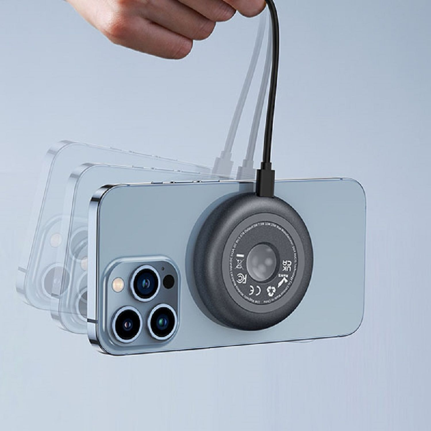Ein Telefon mit einem kabellosen Ladegerät. Das Ladegerät ist schwarz und grau.