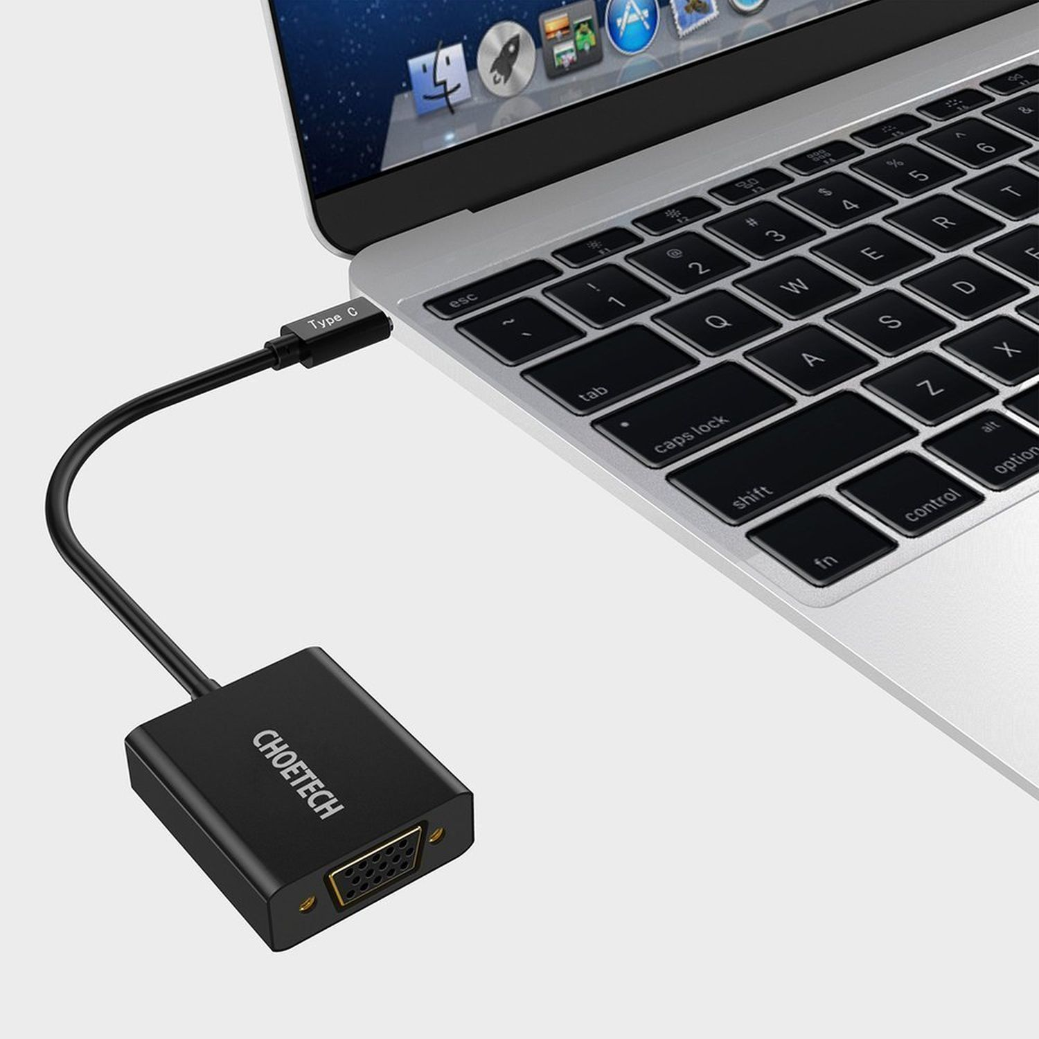 Ein Laptop ist über ein USB-C-Kabel mit einem schwarzen Adapter mit VGA-Anschluss verbunden, auf weißem Hintergrund.