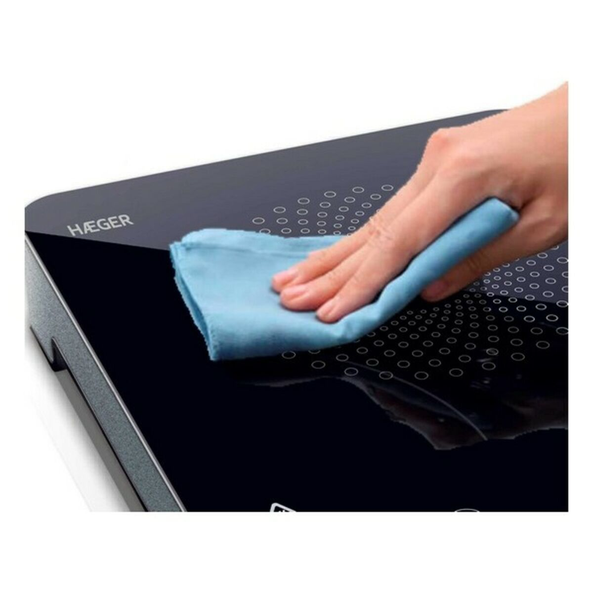Ręka wyciera czarną szklaną powierzchnię niebieską szmatką. Häger jest wydrukowany.