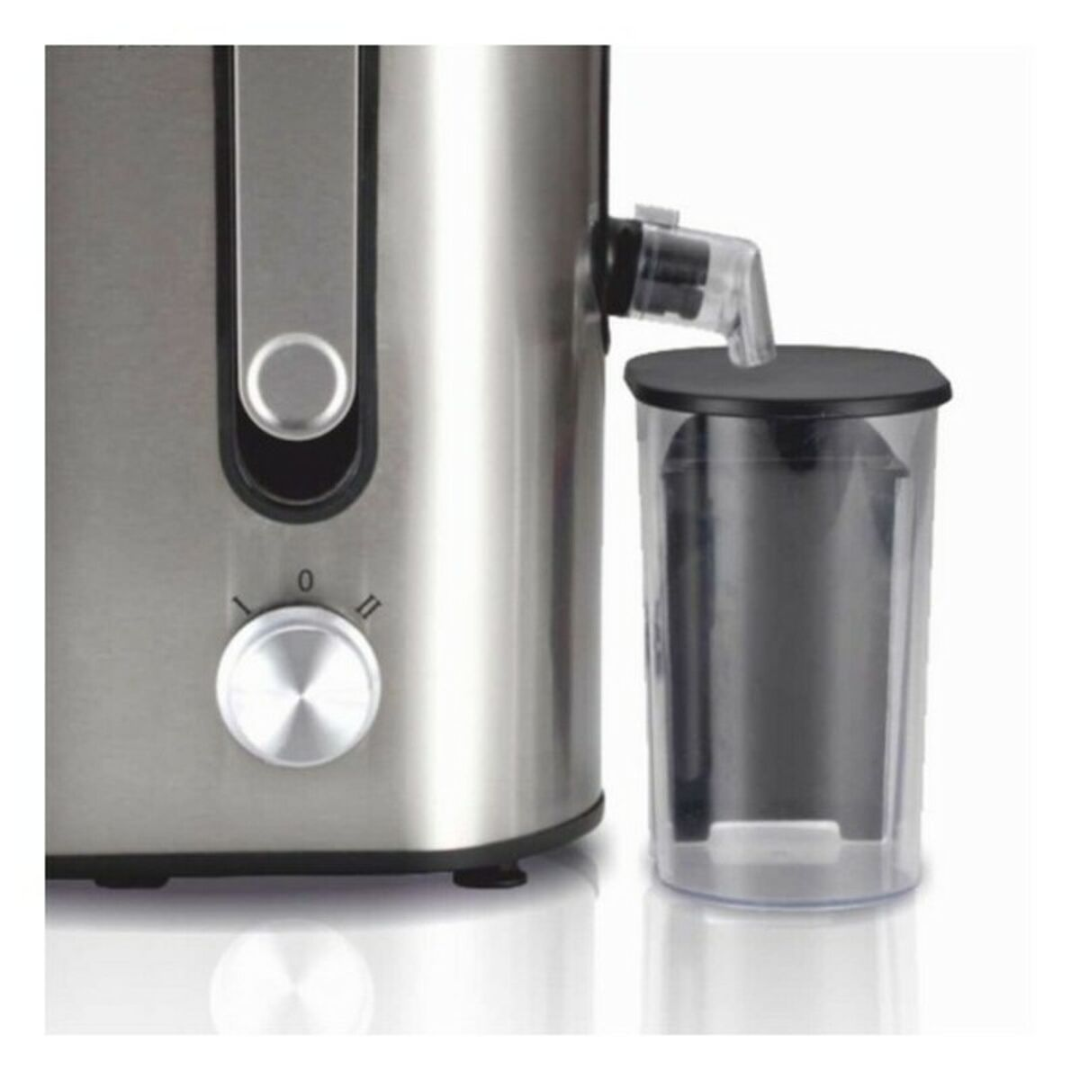 Una licuadora con una taza para recolectar el jugo. La licuadora es metálica.