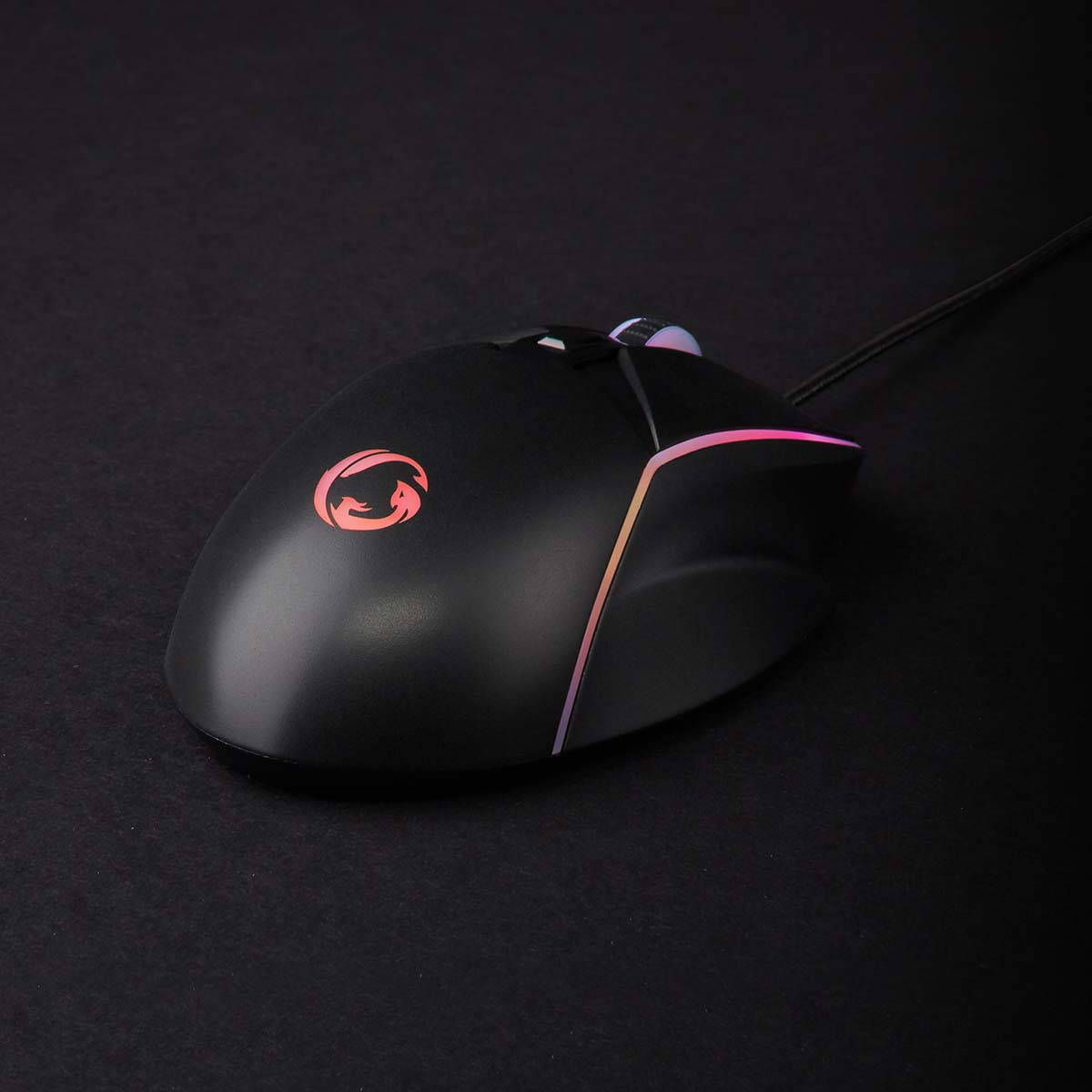 Schwarze Gaming-Maus mit rotem Logo und farbenfroher Beleuchtung. Auf dunkler Oberfläche.