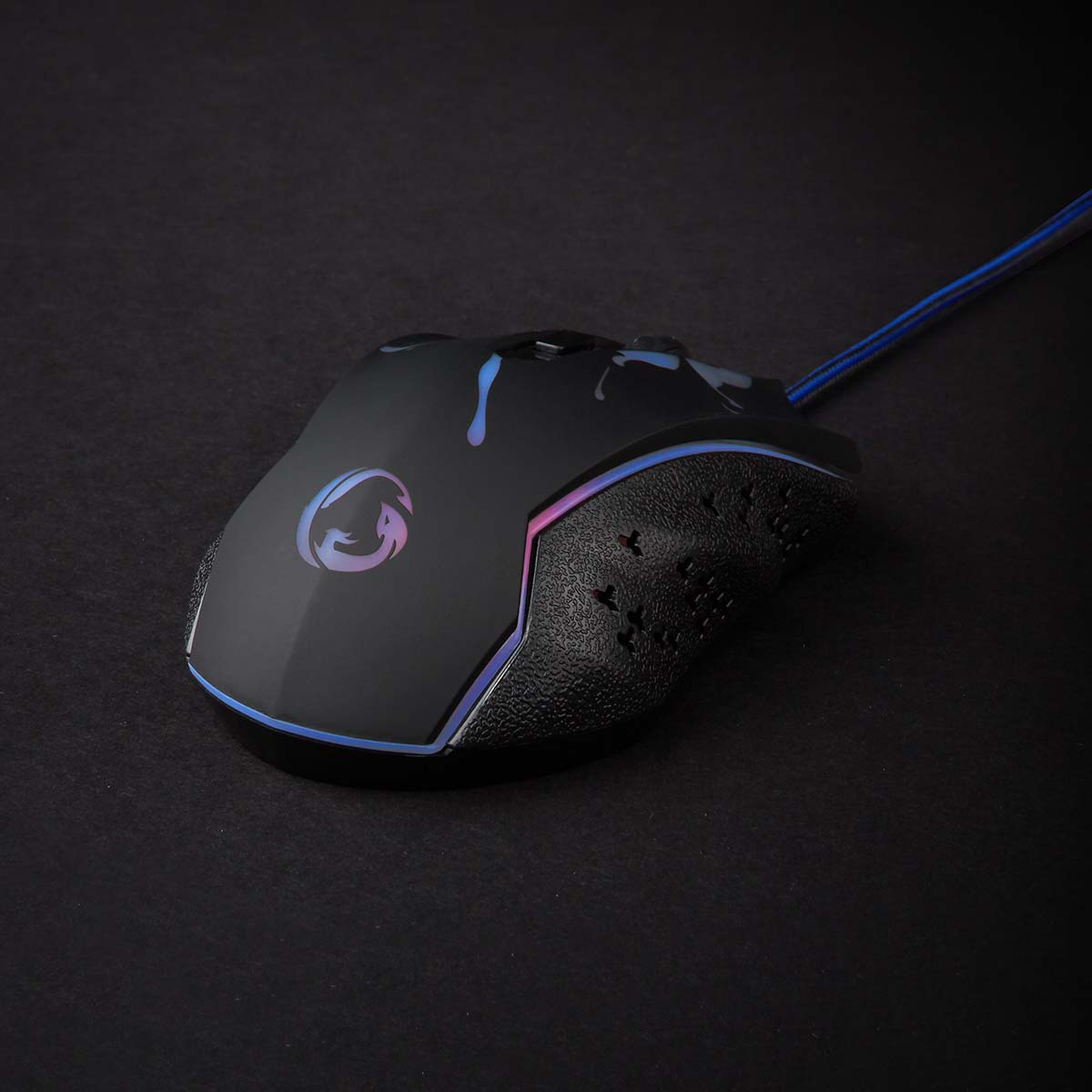 Schwarze Gaming-Maus mit RGB-Beleuchtung und strukturierter Grifffläche.