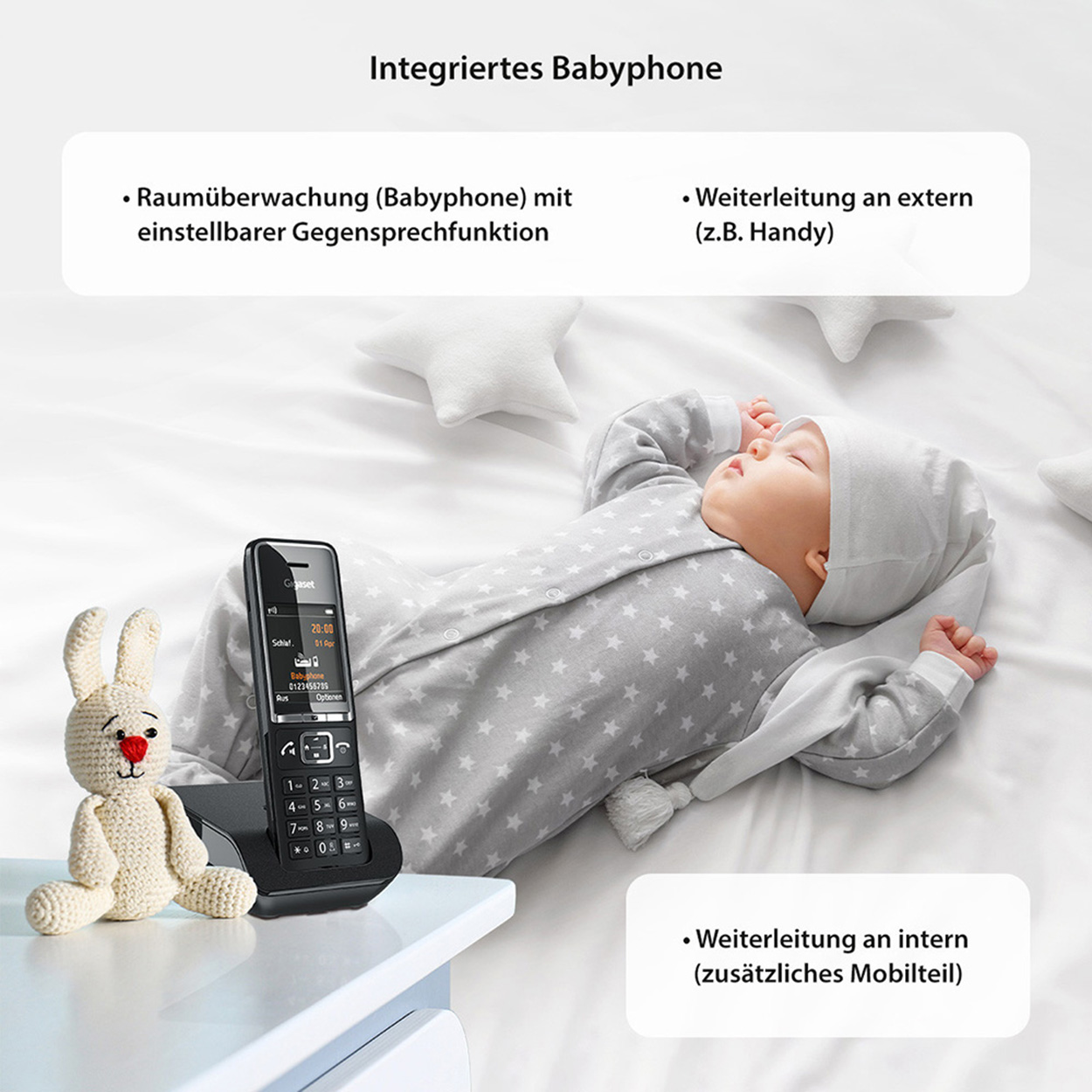 Bambino che dorme a letto con telefono e coniglio. Stelle.