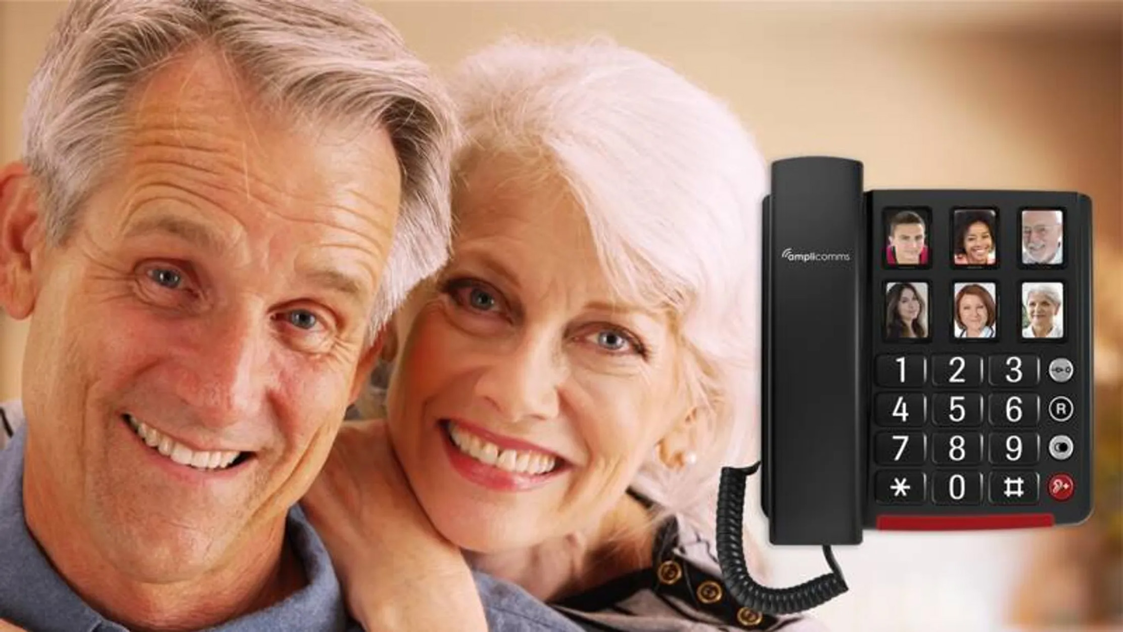 Deux personnes âgées souriantes avec un téléphone noir avec de gros boutons et des photos de personnes dessus.