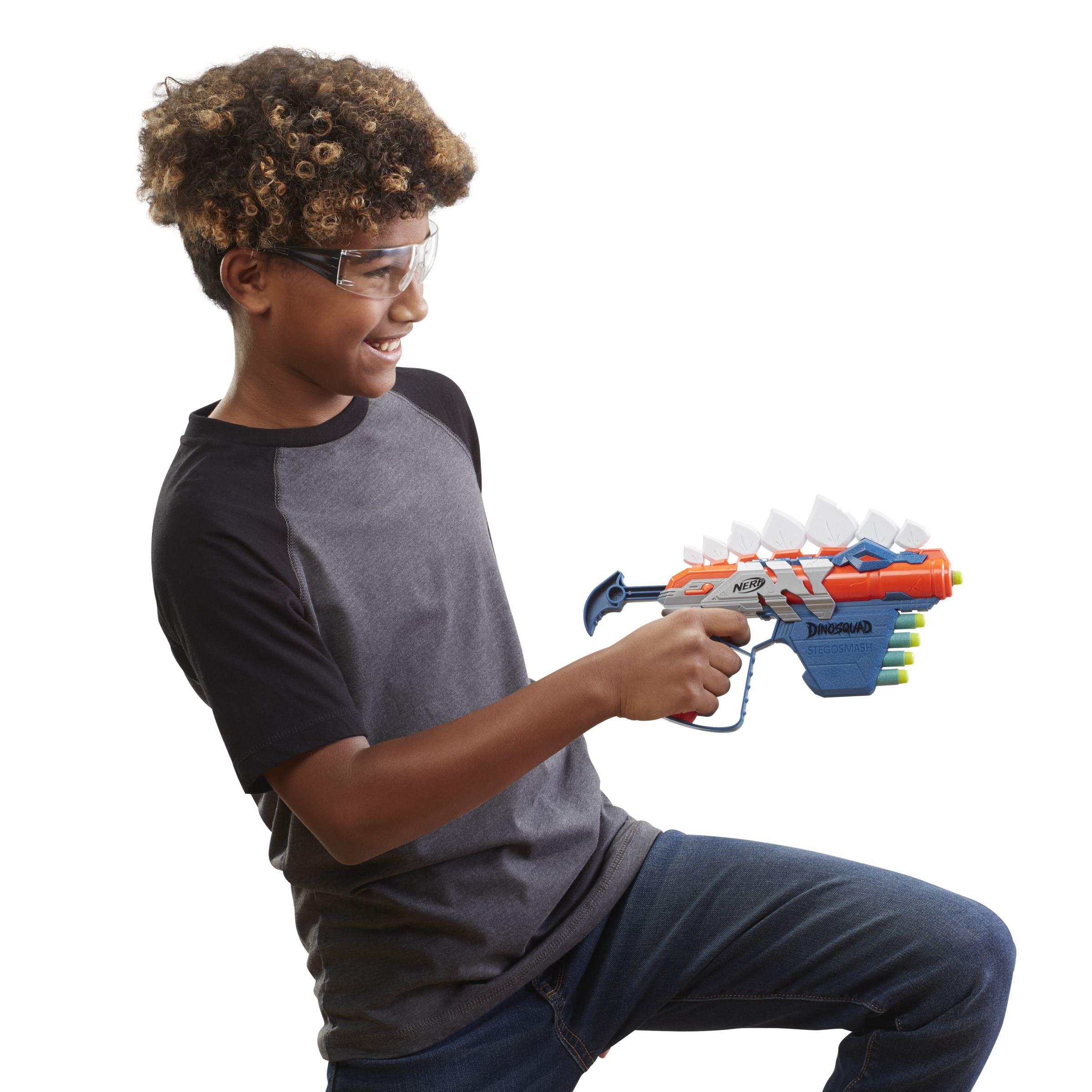 Junge mit Nerf-Pistole, lächelt. Weißer Hintergrund.