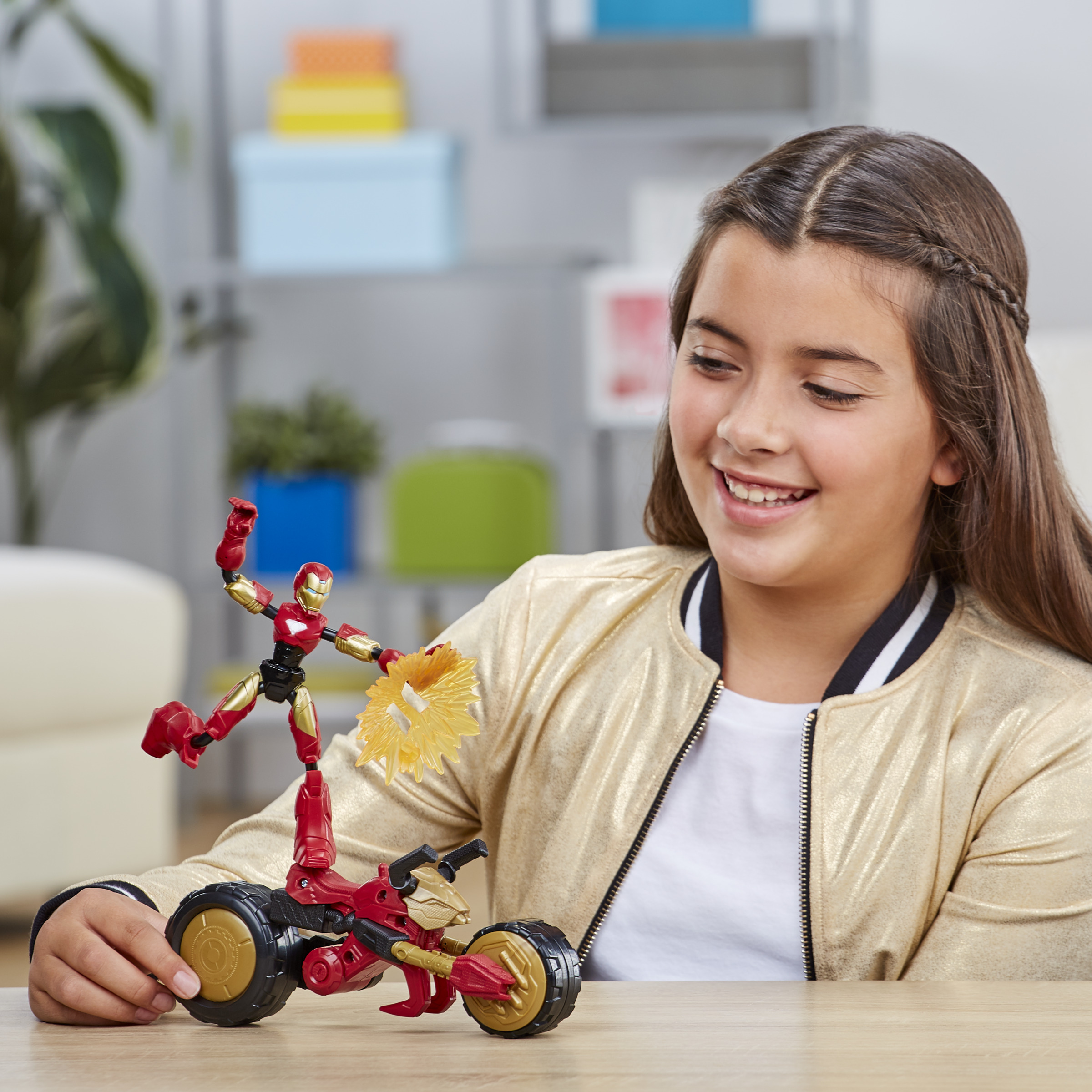Młoda dziewczyna bawiąca się zabawką Iron Mana na motocyklu, uśmiechając się.