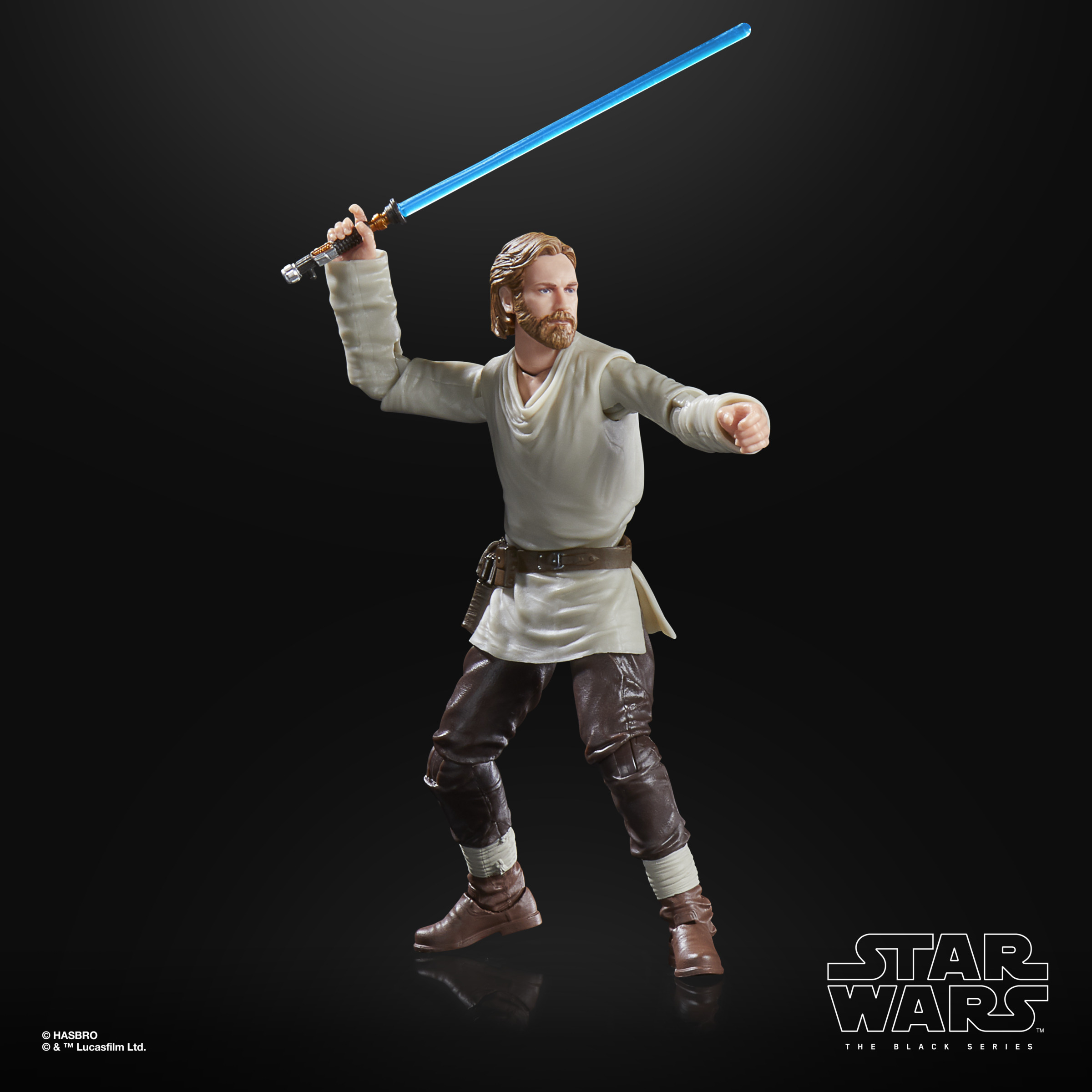 Figura de Obi-Wan Kenobi con sable de luz azul alzado. Viste ropa marrón y beige.