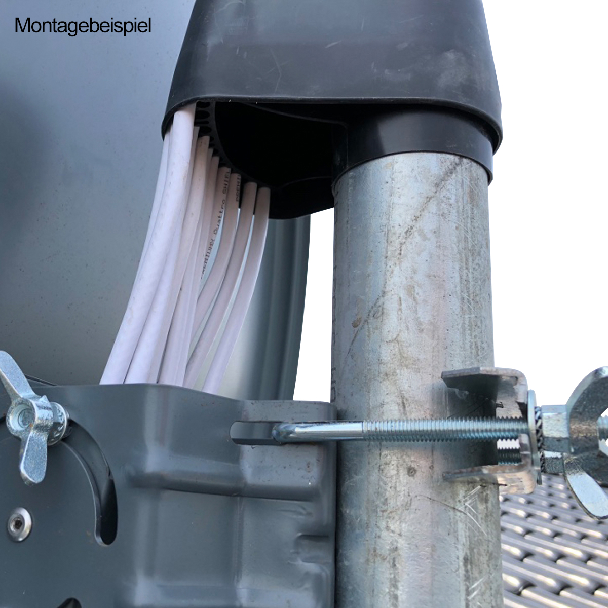 Nahaufnahme von Satellitenschüsselkomponenten: Kabel, eine Stützstange und Montagezubehör.