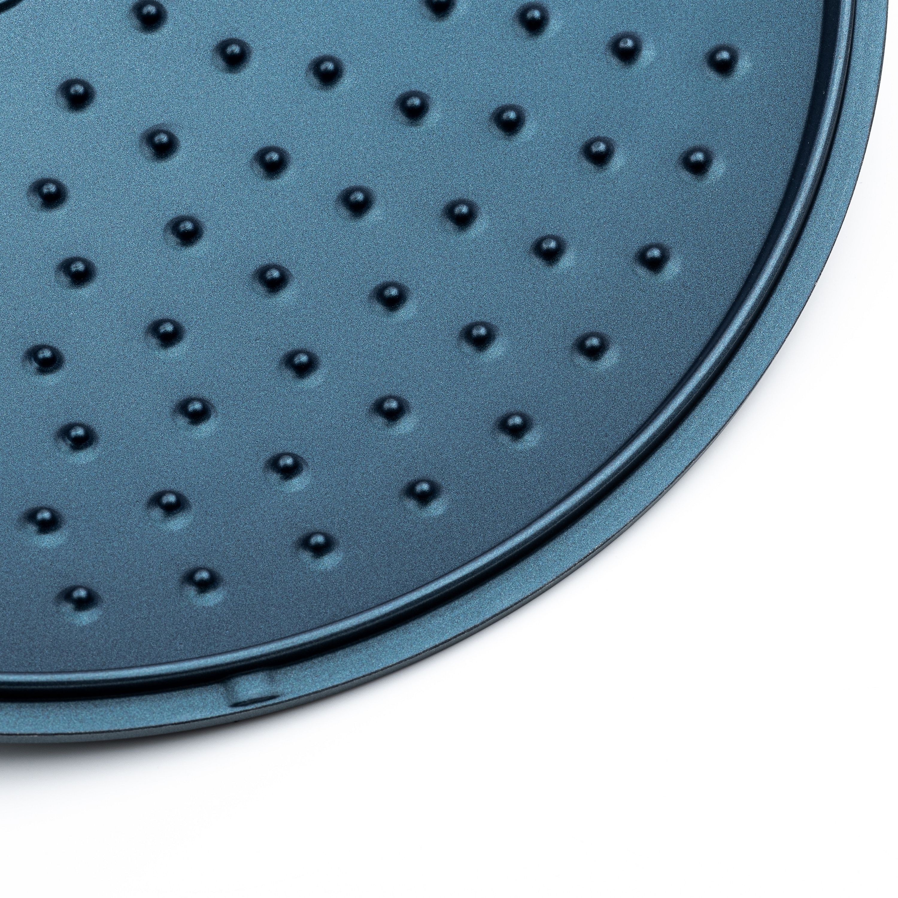 Blaue Pizzapfanne mit Löchern. Weißer Hintergrund.