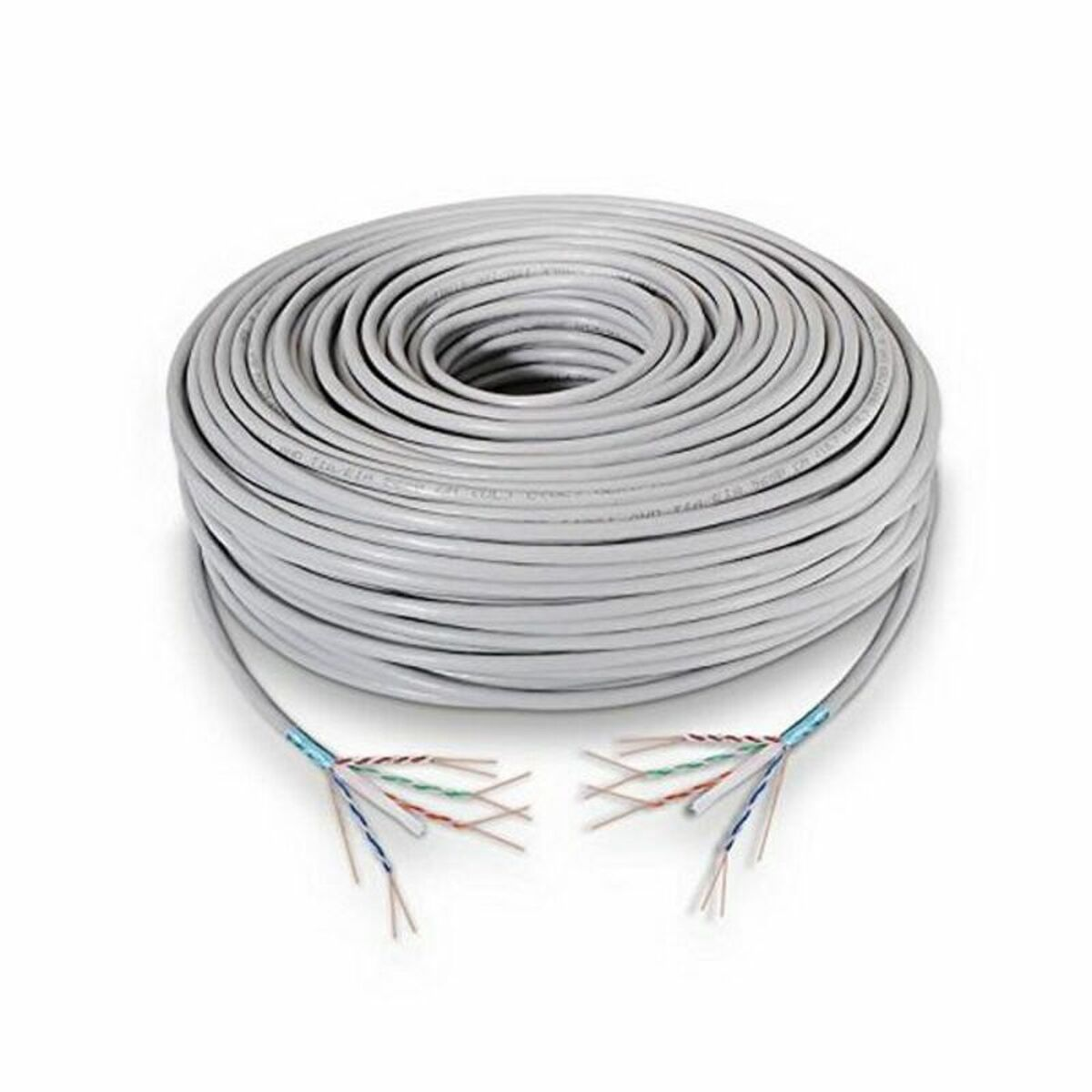 Un fascio arrotolato di cavo di rete grigio, con due estremità divise per mostrare fili colorati, su bianco.