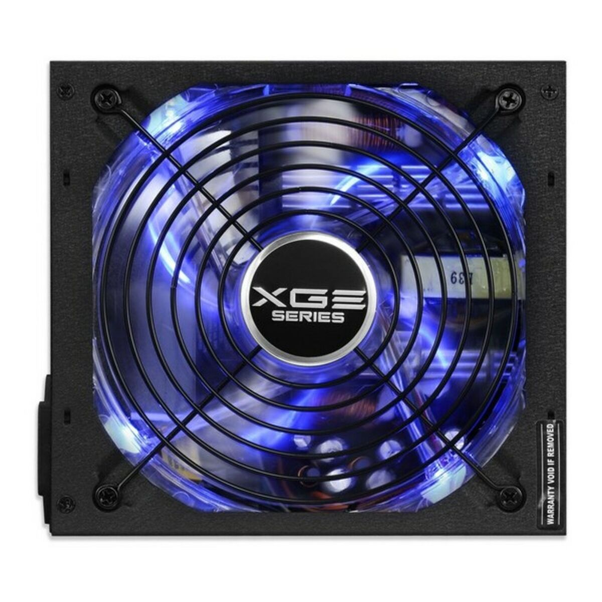 Een zwarte computer voeding met een blauw verlichte ventilator en een metalen rooster, tegen wit.