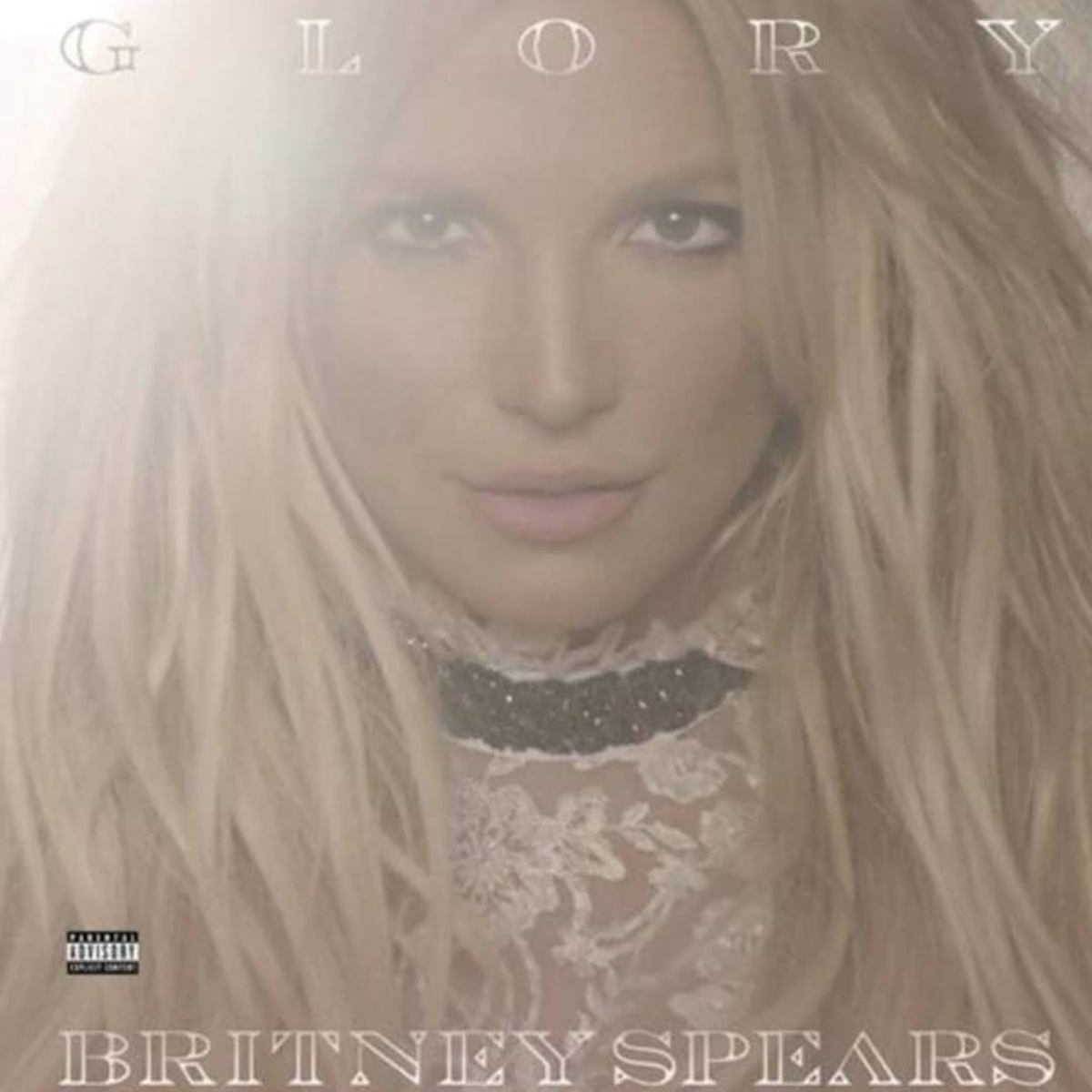 Copertina dell'album Glory di Britney Spears. Presenta un primo piano di Spears.