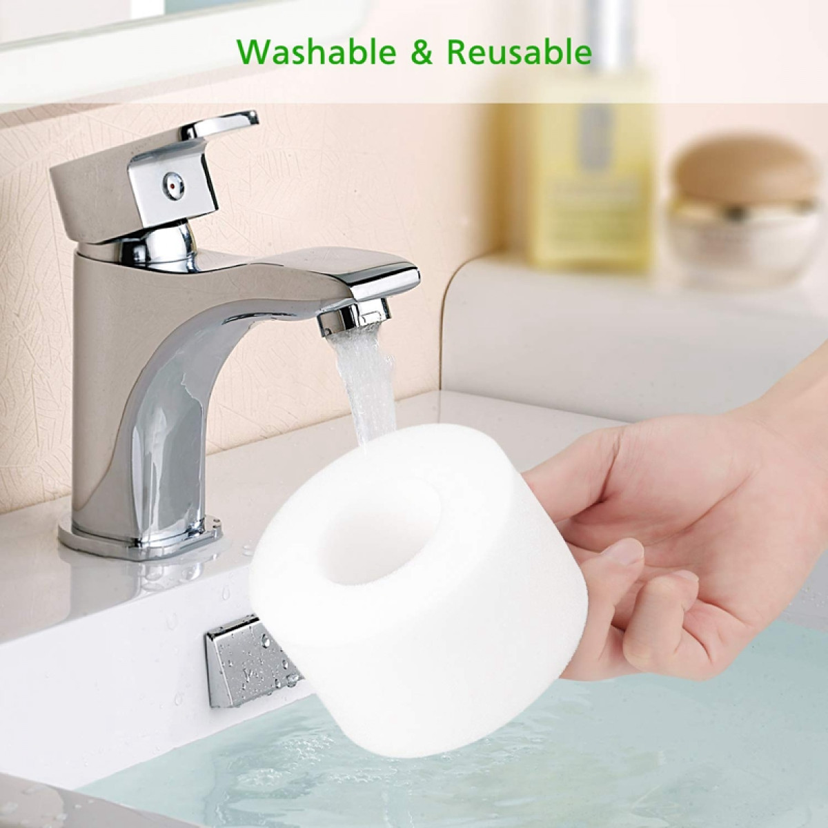 Eine Hand hält einen weißen Schwamm unter fließendem Wasser aus einem Chromhahn in einem Waschbecken.