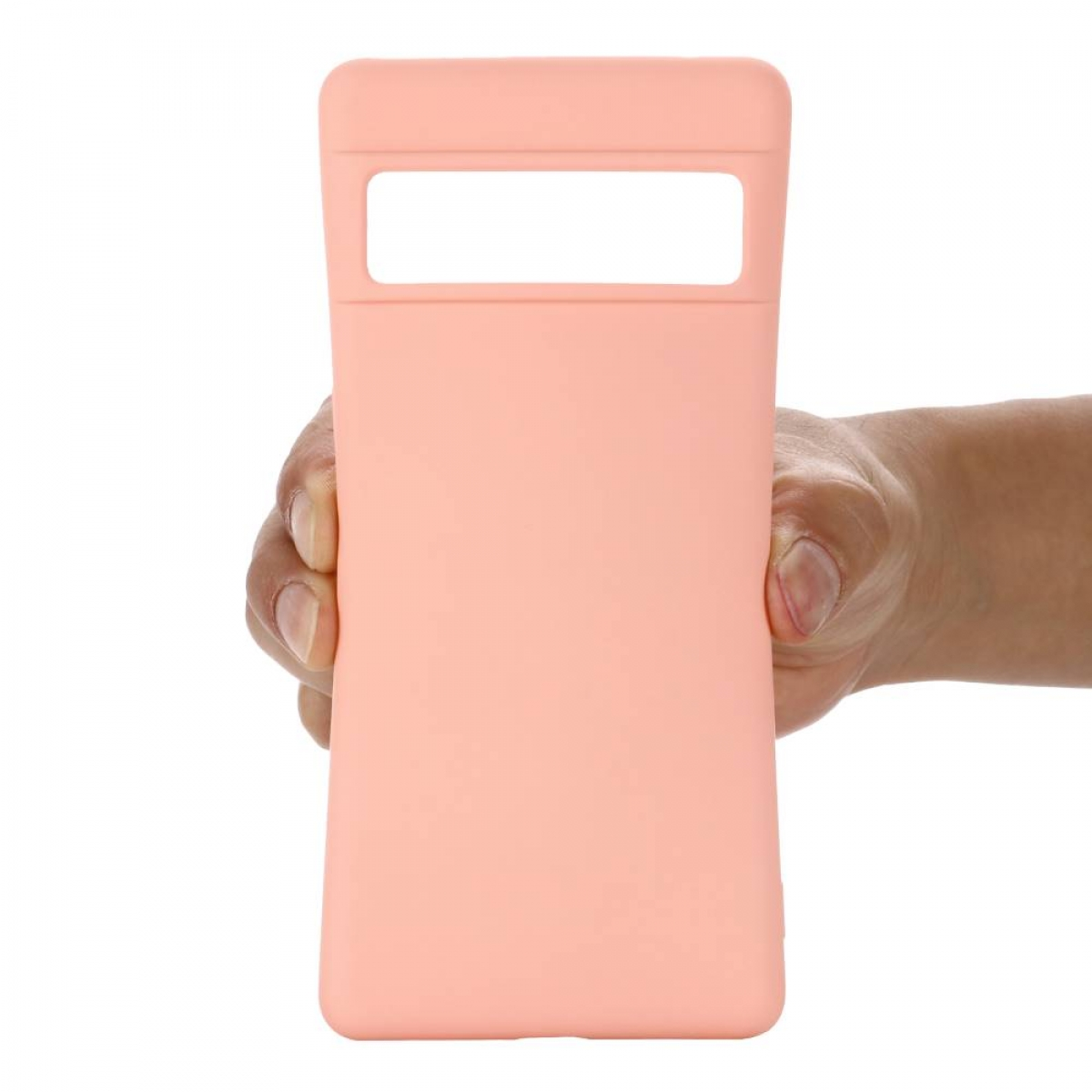 Eine Hand, die eine pfirsichfarbene Handyhülle hält. Die Hülle hat einen Kameraausschnitt und ein rechteckiges Design.