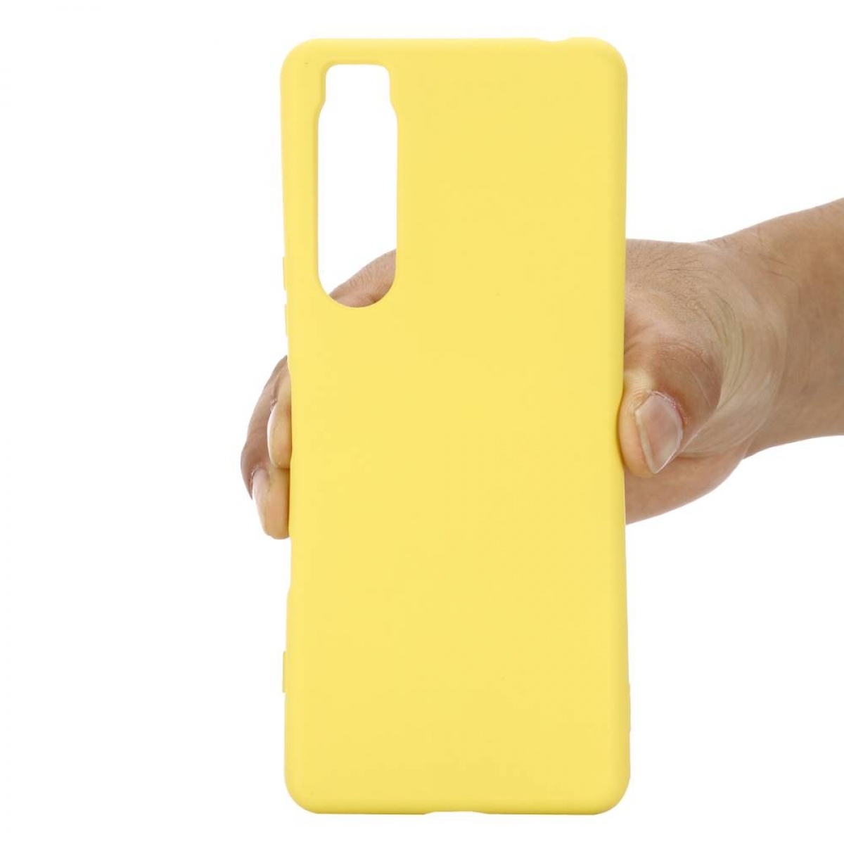 Eine gelbe Handyhülle wird von einer Hand gehalten. Die Hülle hat einen Kameraausschnitt.