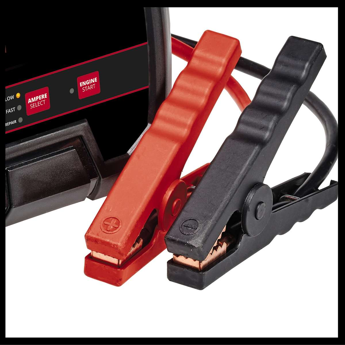 Nahaufnahme von roten und schwarzen Klemmen eines Autobatterieladegeräts mit Bedienelementen.