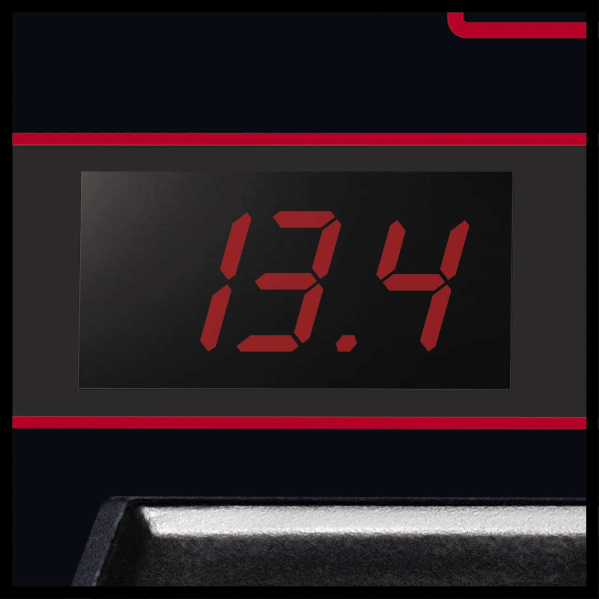 Nahaufnahme einer Digitalanzeige mit der Zahl 13,4 in Rot.