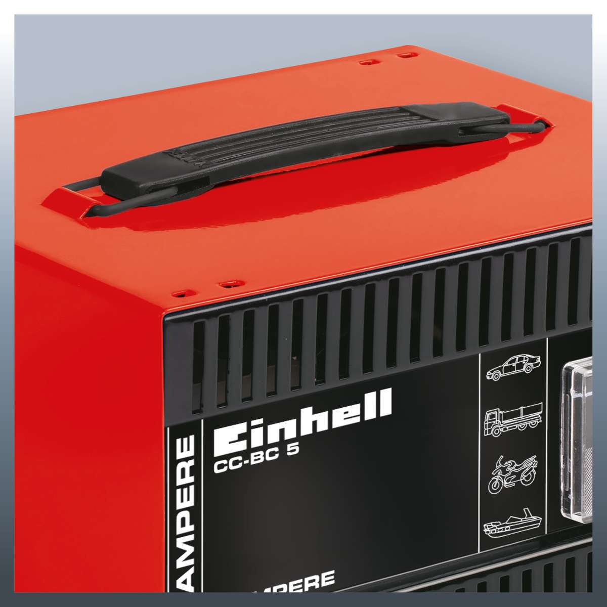 Rotes Einhell Batterieladegerät mit schwarzem Griff und schwarzer Frontplatte mit Illustrationen.