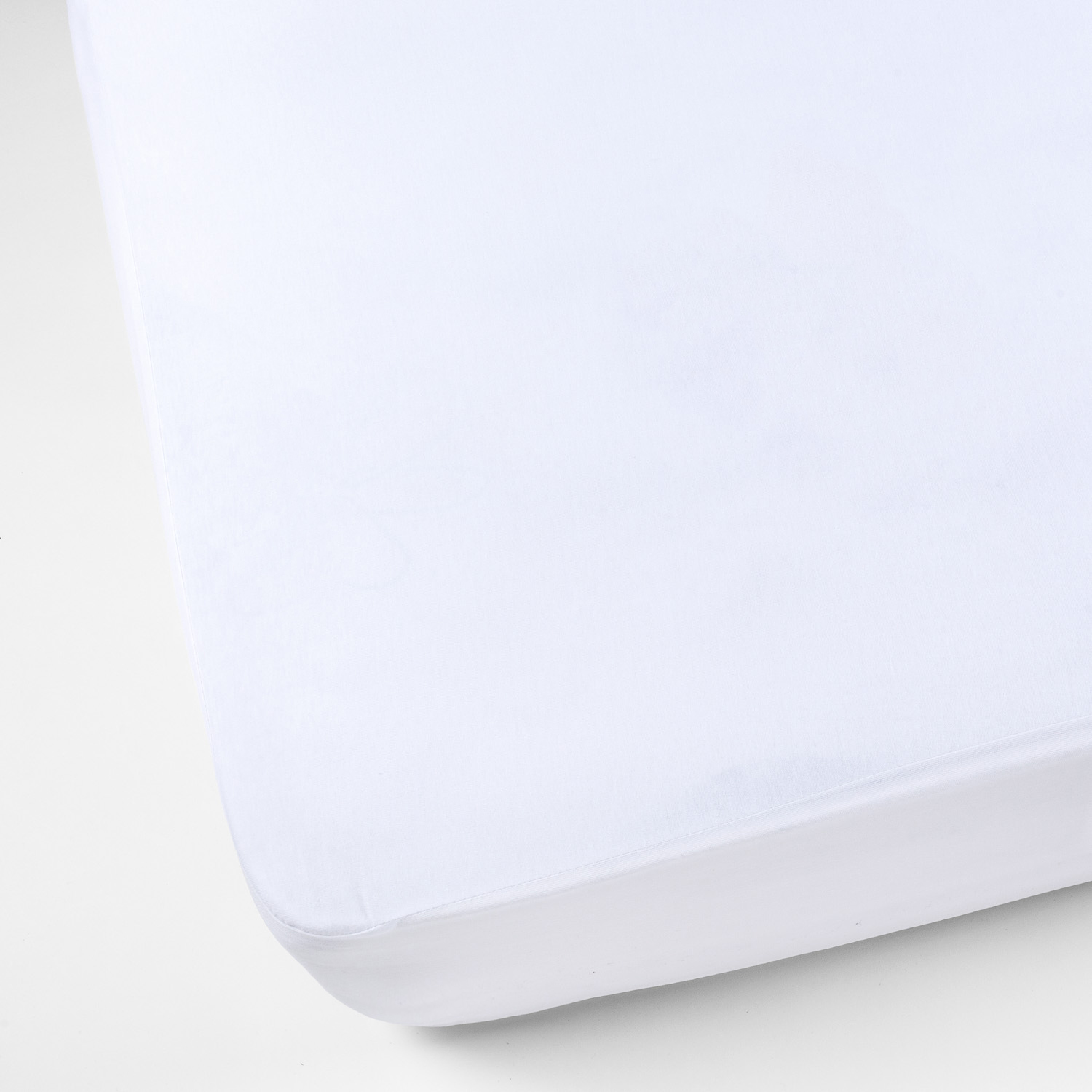 Sábana blanca en una cama. Fondo blanco.