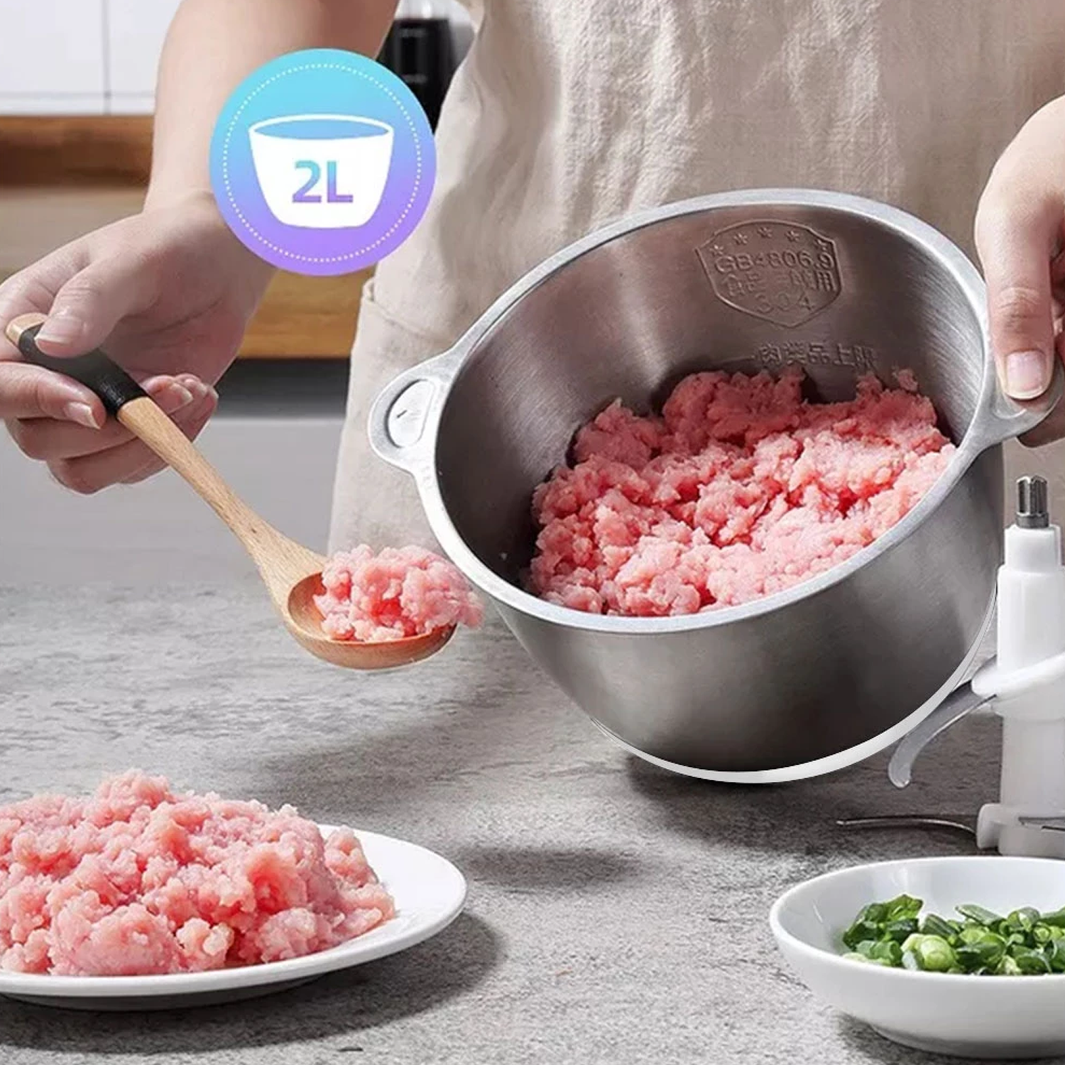 Alguien sostiene un cuenco con carne picada. Una cuchara está en el cuenco.