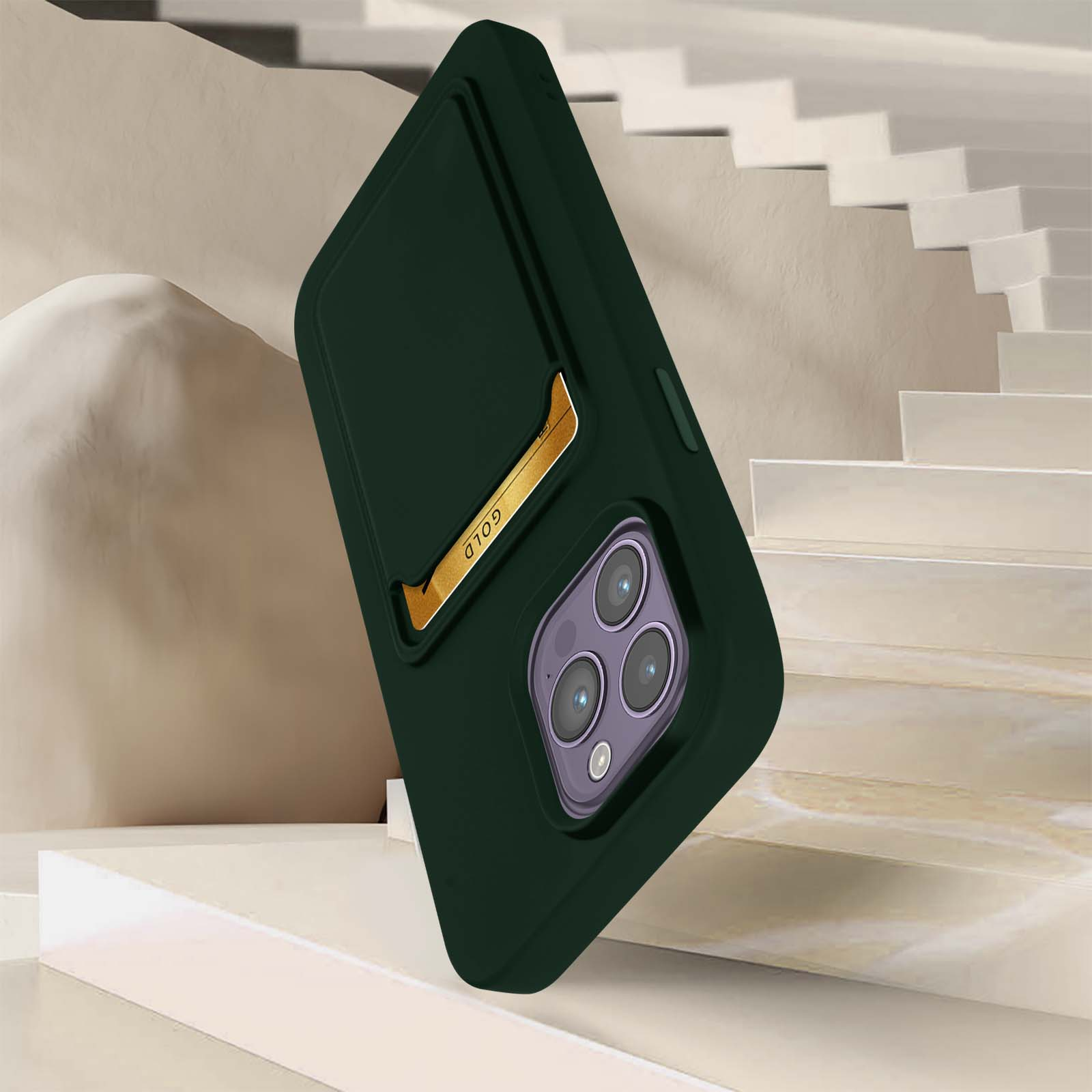 Custodia per telefono verde scuro, con un porta carte dorato sul retro. La fotocamera del telefono è visibile.