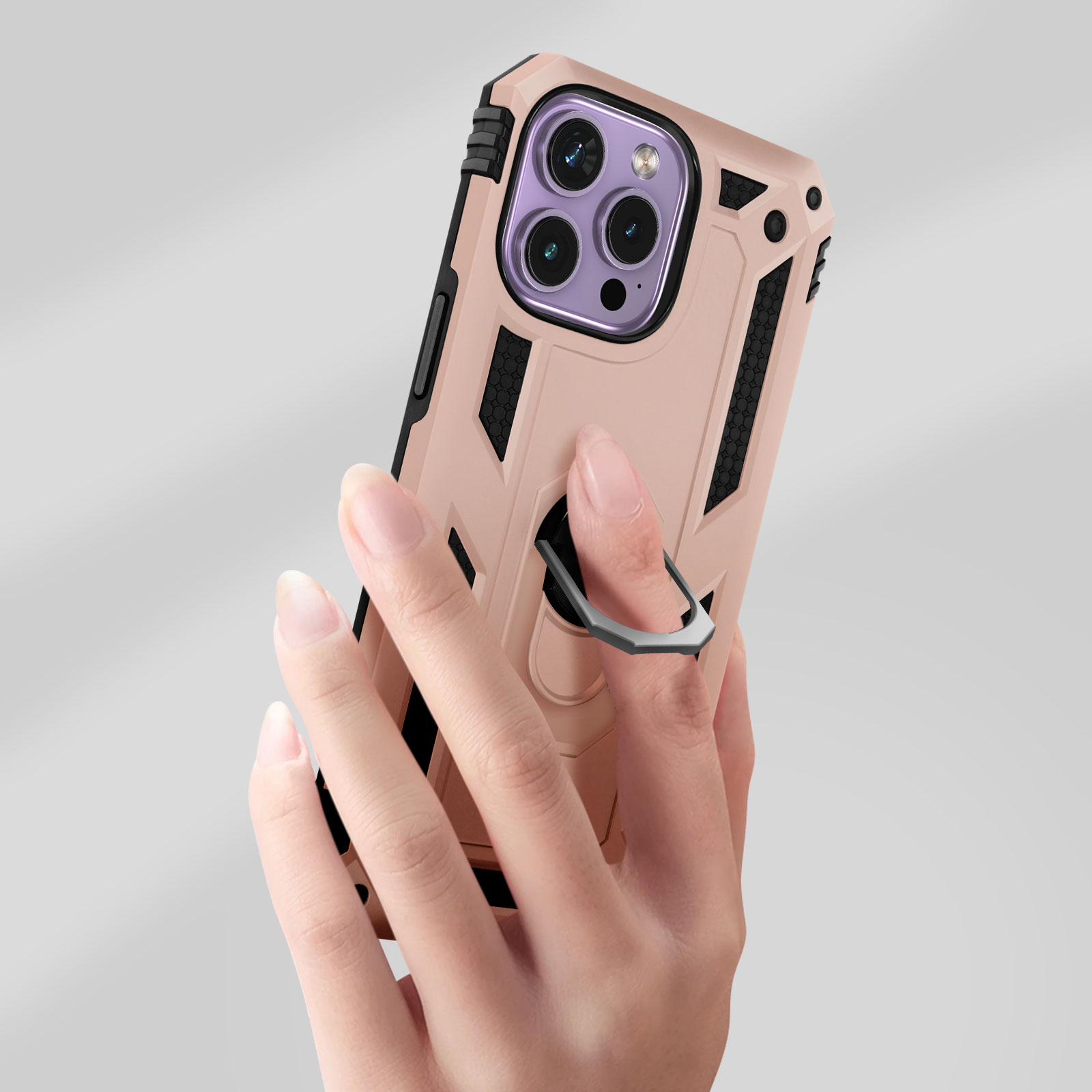 Mano che tiene una custodia per telefono color rosa con anello. Sfondo chiaro.