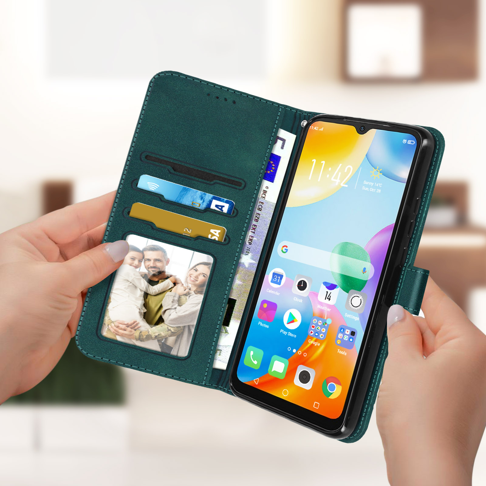 Una persona che tiene una custodia verde per telefono con un telefono che mostra icone di app, denaro e una foto di famiglia.