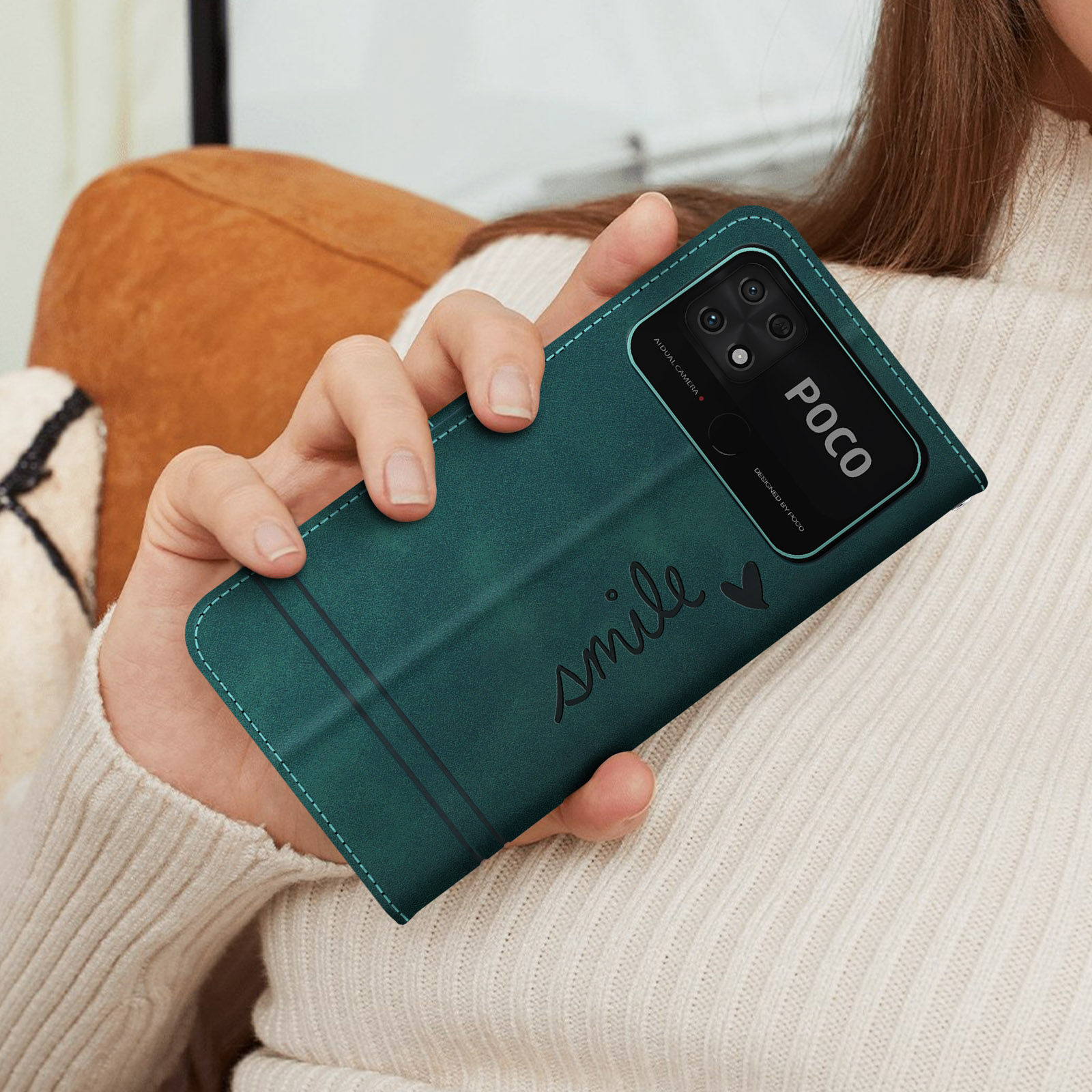 Custodia verde per telefono con "smile" scritto sopra, tenuta da una donna, il telefono è POCO.