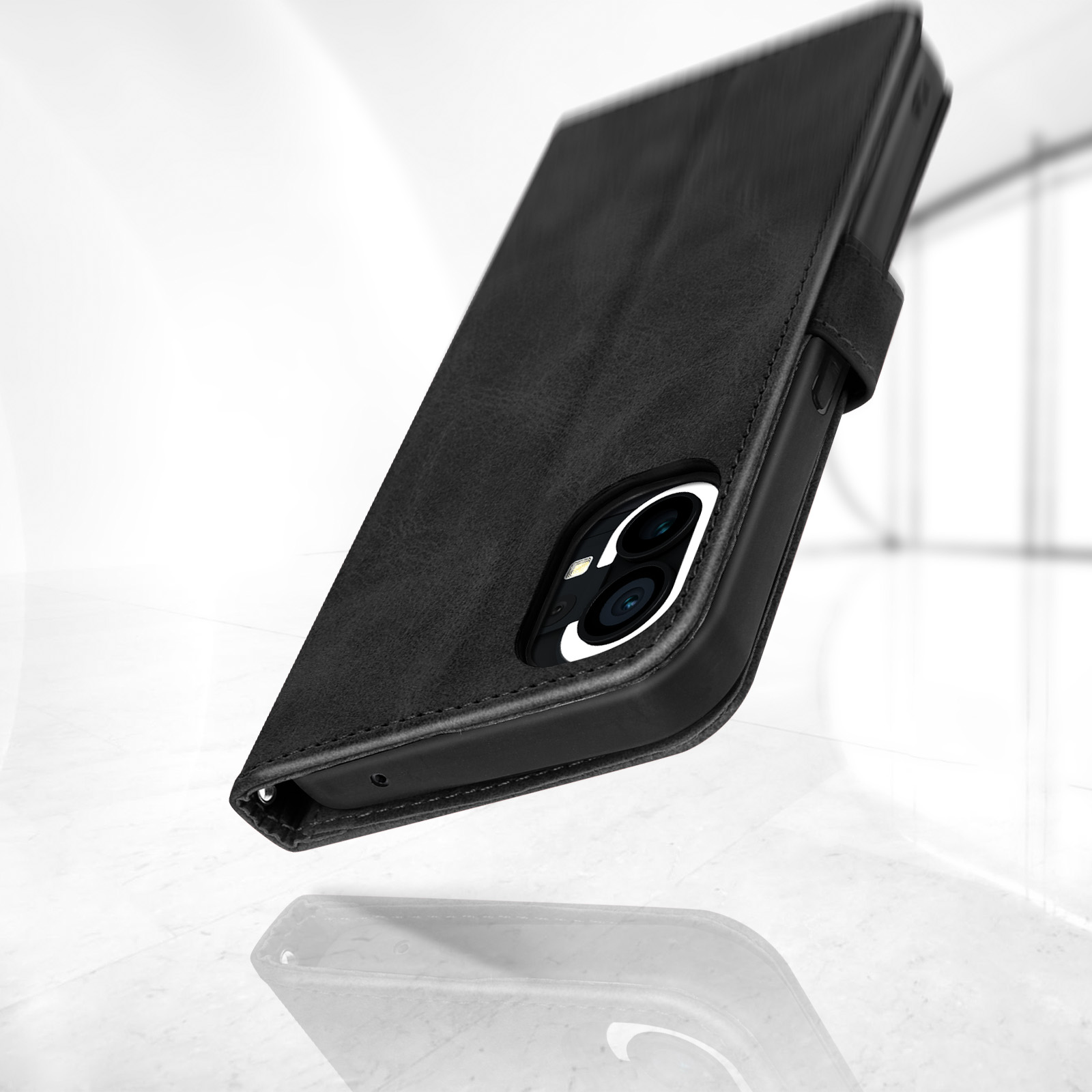 Una custodia nera per telefono con un telefono all'interno, su una superficie lucida, con un riflesso.