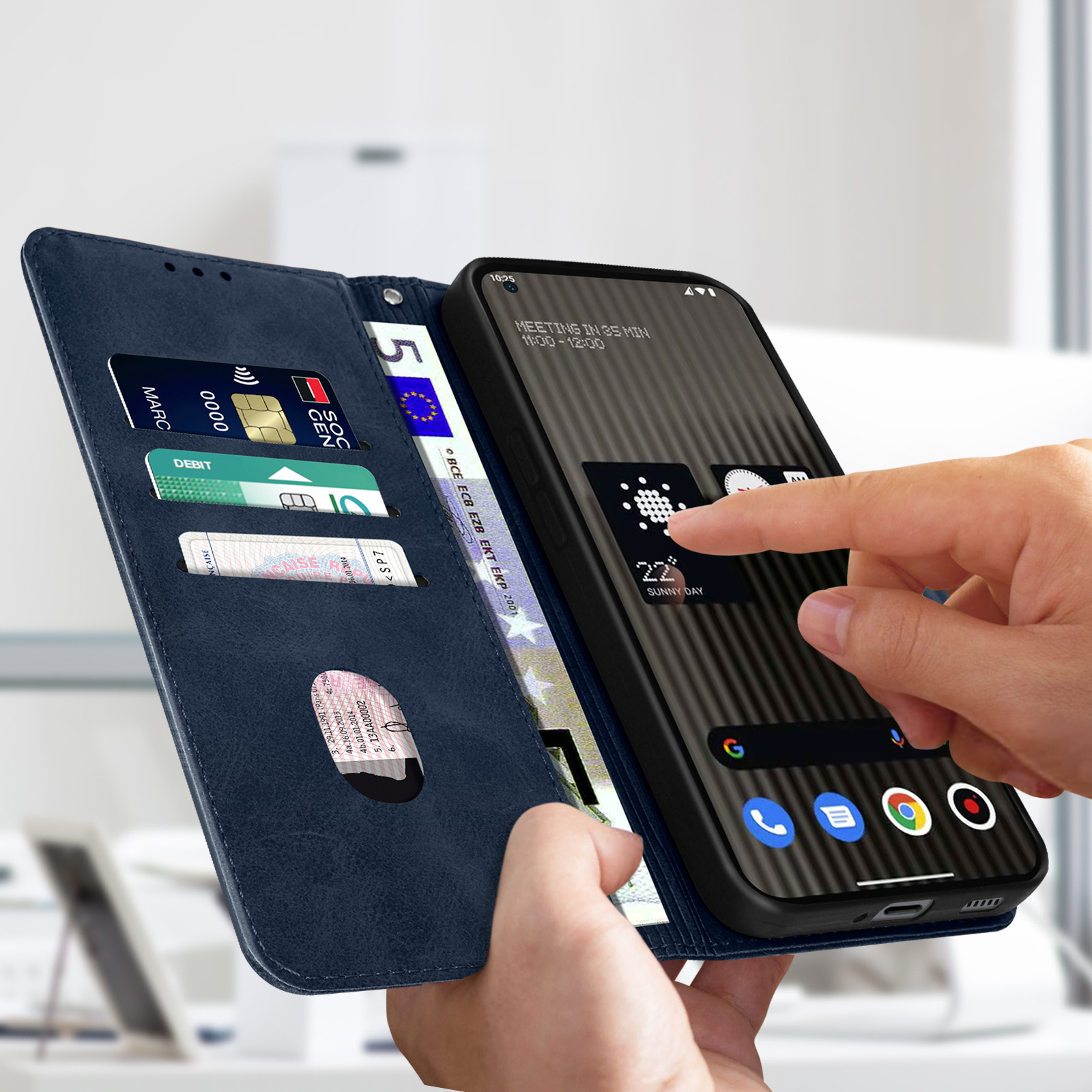 Ein Telefon in einer blauen Hülle wird von Händen gehalten. Eine Kreditkarte und Bargeld sind sichtbar.