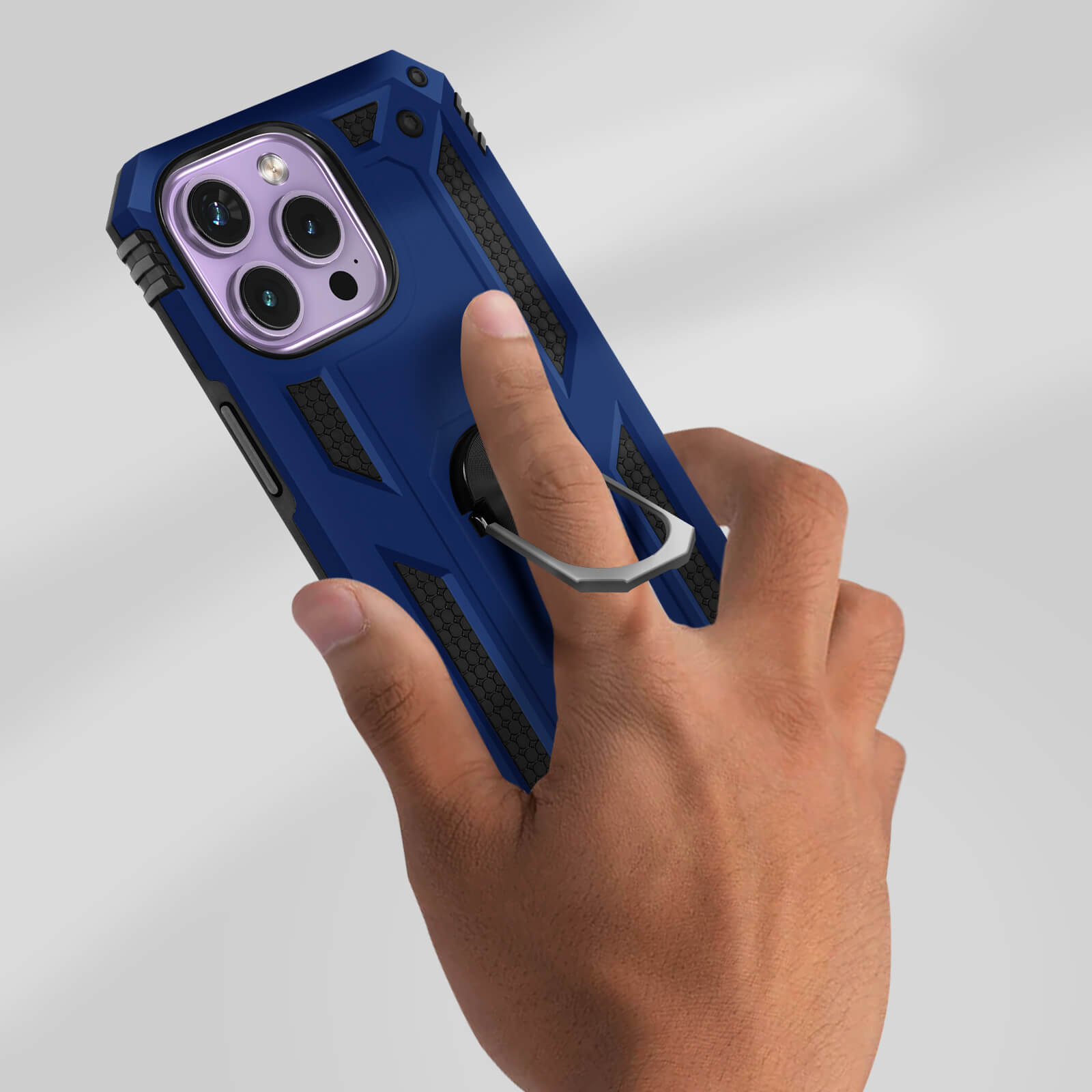 Coque de téléphone bleue avec un anneau à l'arrière, tenue par une main.