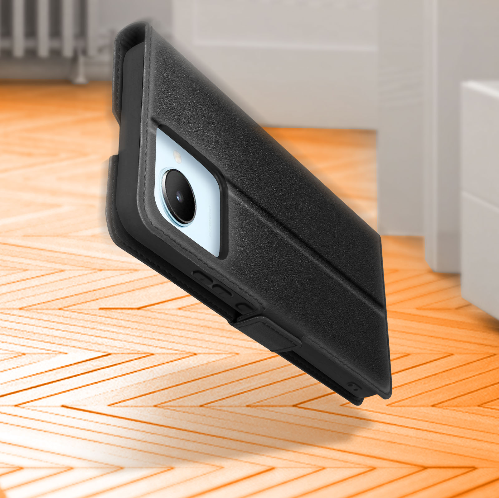 Schwarze Handyhülle mit Handy darin, auf Holz. Hintergrund ist eine verschwommene weiße Tür.