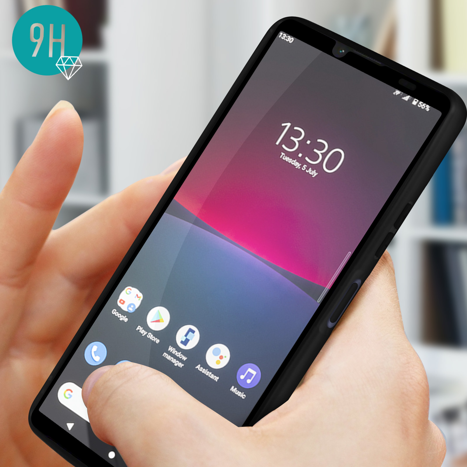 Une main tenant un téléphone avec une coque noire, montrant l'écran d'accueil avec des icônes.