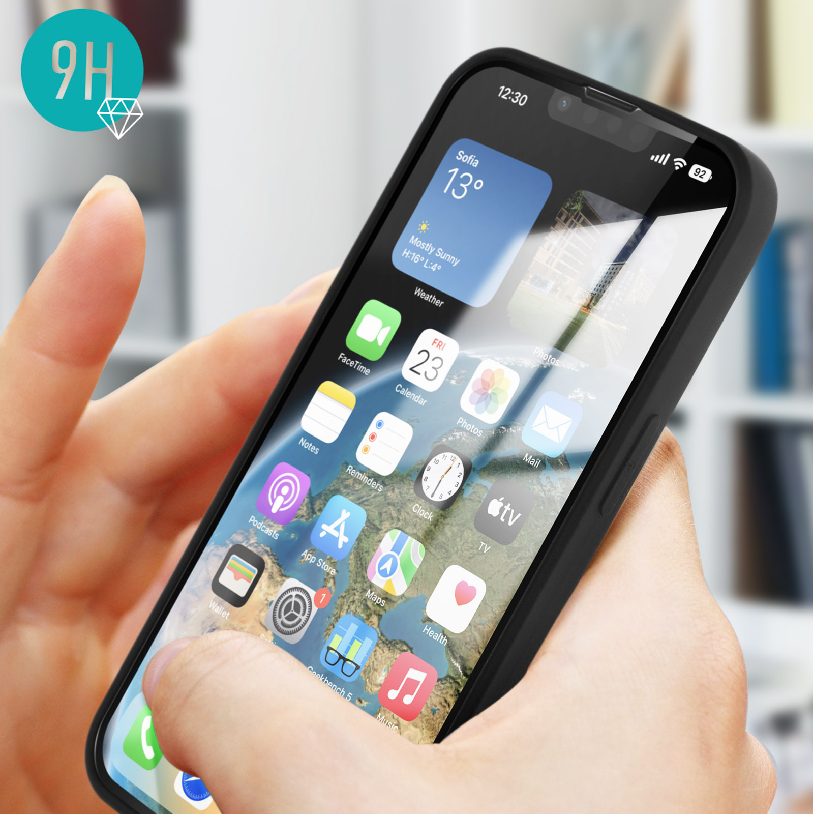 Una mano che tiene un telefono nero con uno schermo che mostra l'app meteo.