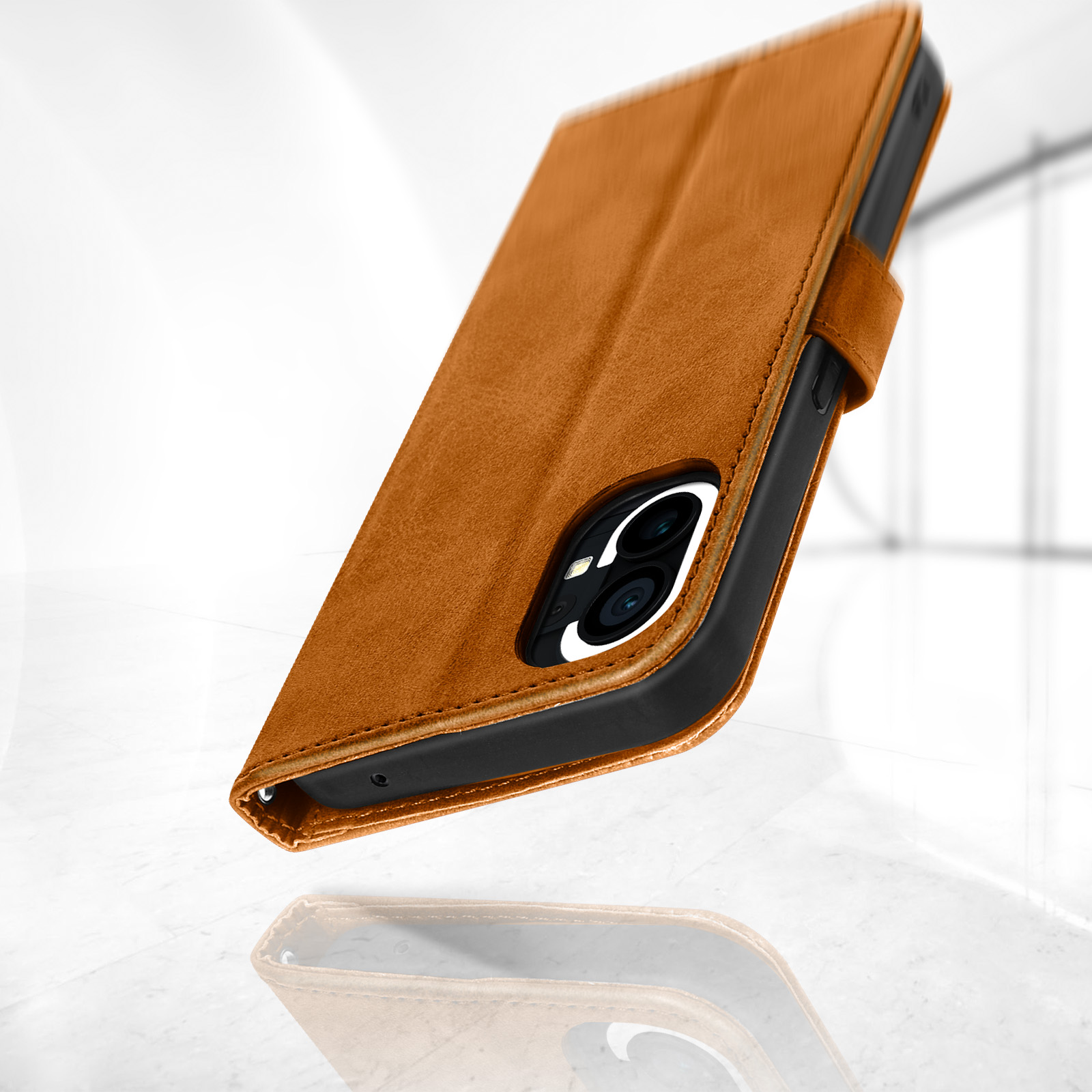 Una custodia per telefono arancione con chiusura magnetica e un telefono all'interno.