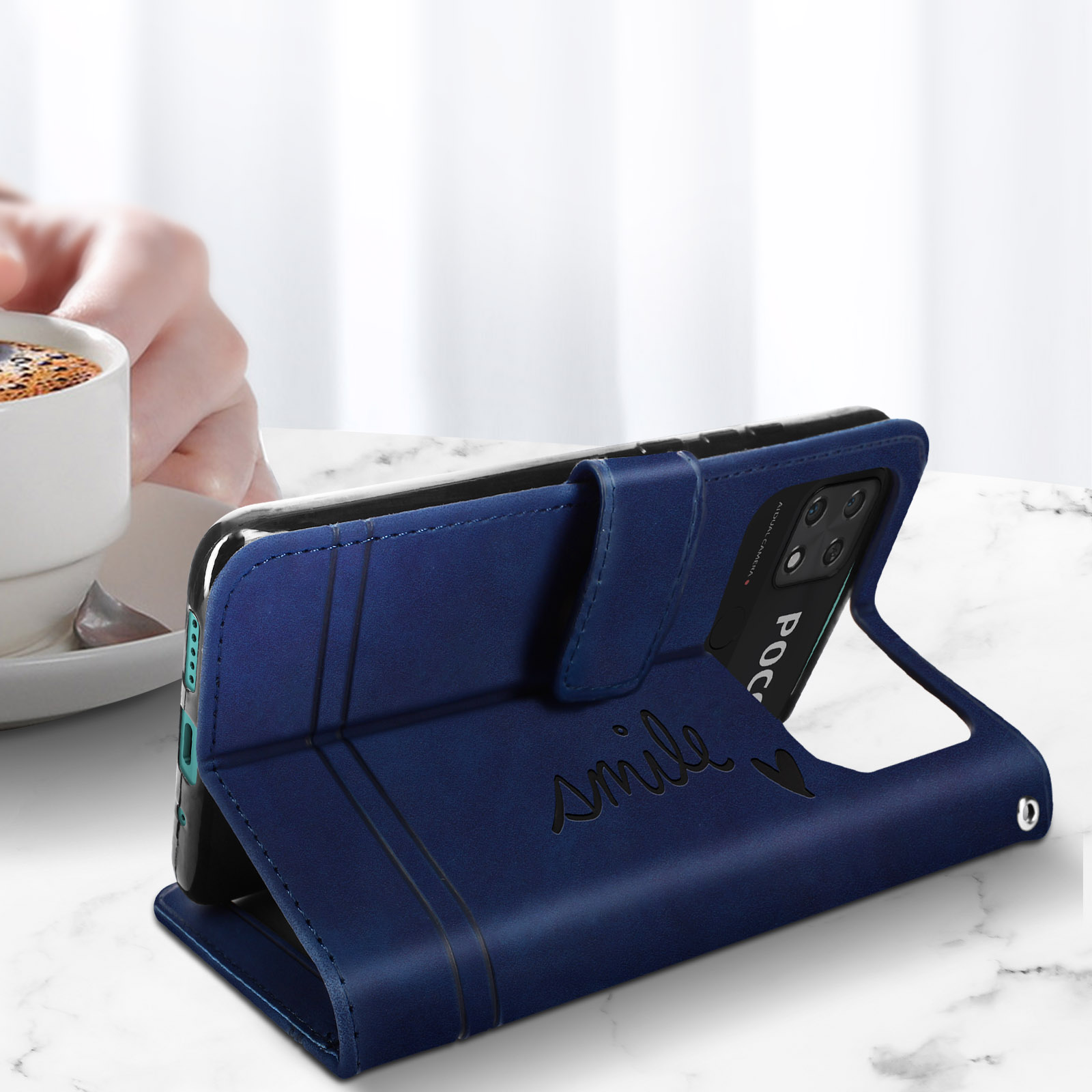 Una custodia blu per telefono con un telefono all'interno. La custodia ha la parola "smile".