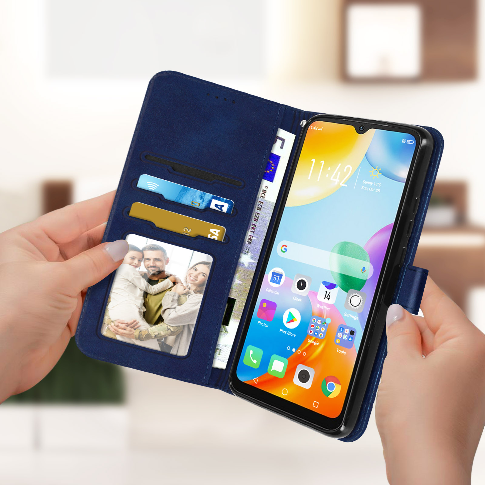 Mani che tengono una custodia blu aperta con un telefono e carte visibili.