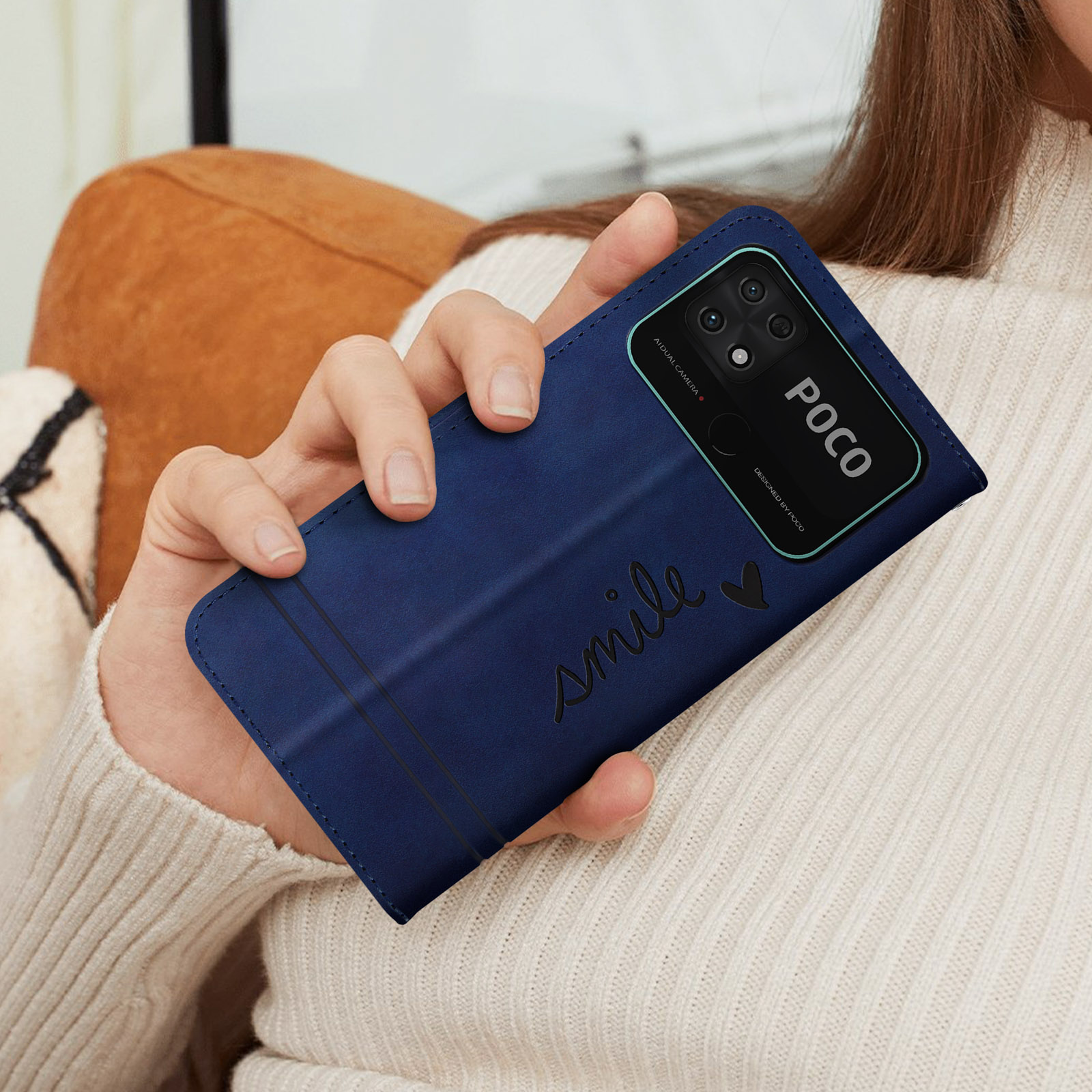 Custodia blu navy con scritto 'smile'. Una donna la sta tenendo.