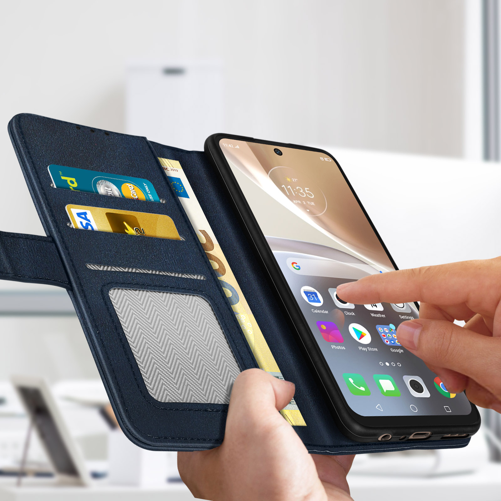 Eine Person, die ein Telefon in einer blauen Folio-Hülle mit Karten und Geld hält.
