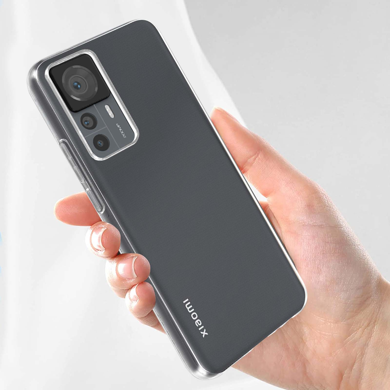 Una mano che tiene un telefono grigio con un rialzo per la fotocamera, con il logo Xiaomi.