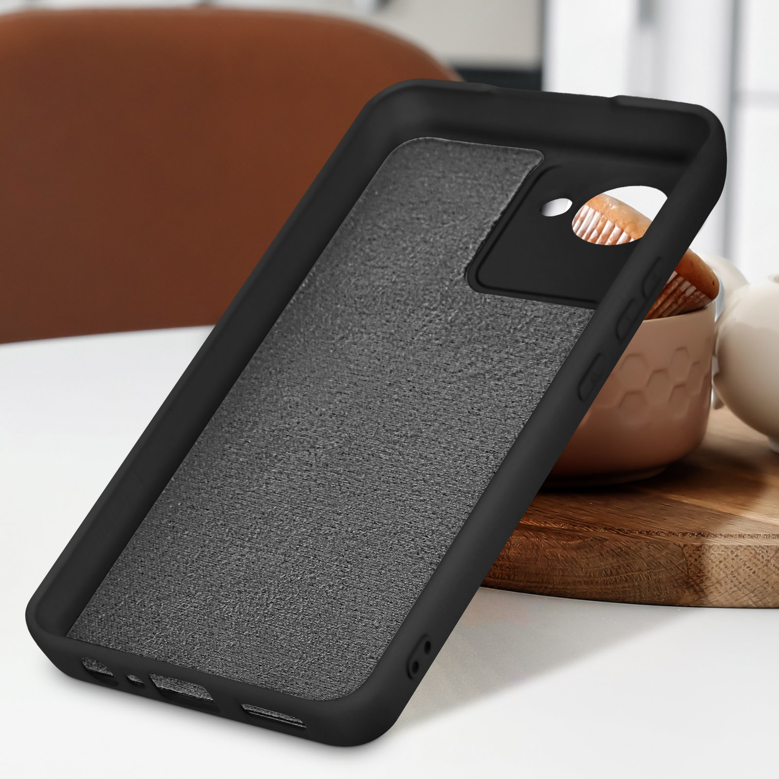 Una custodia per telefono nera aperta con una superficie interna nera e un tagliere in legno.