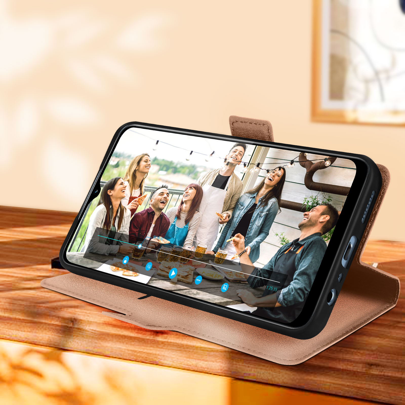 Ein Smartphone in einer Hülle zeigt ein Video von lachenden Leuten an einem Tisch.