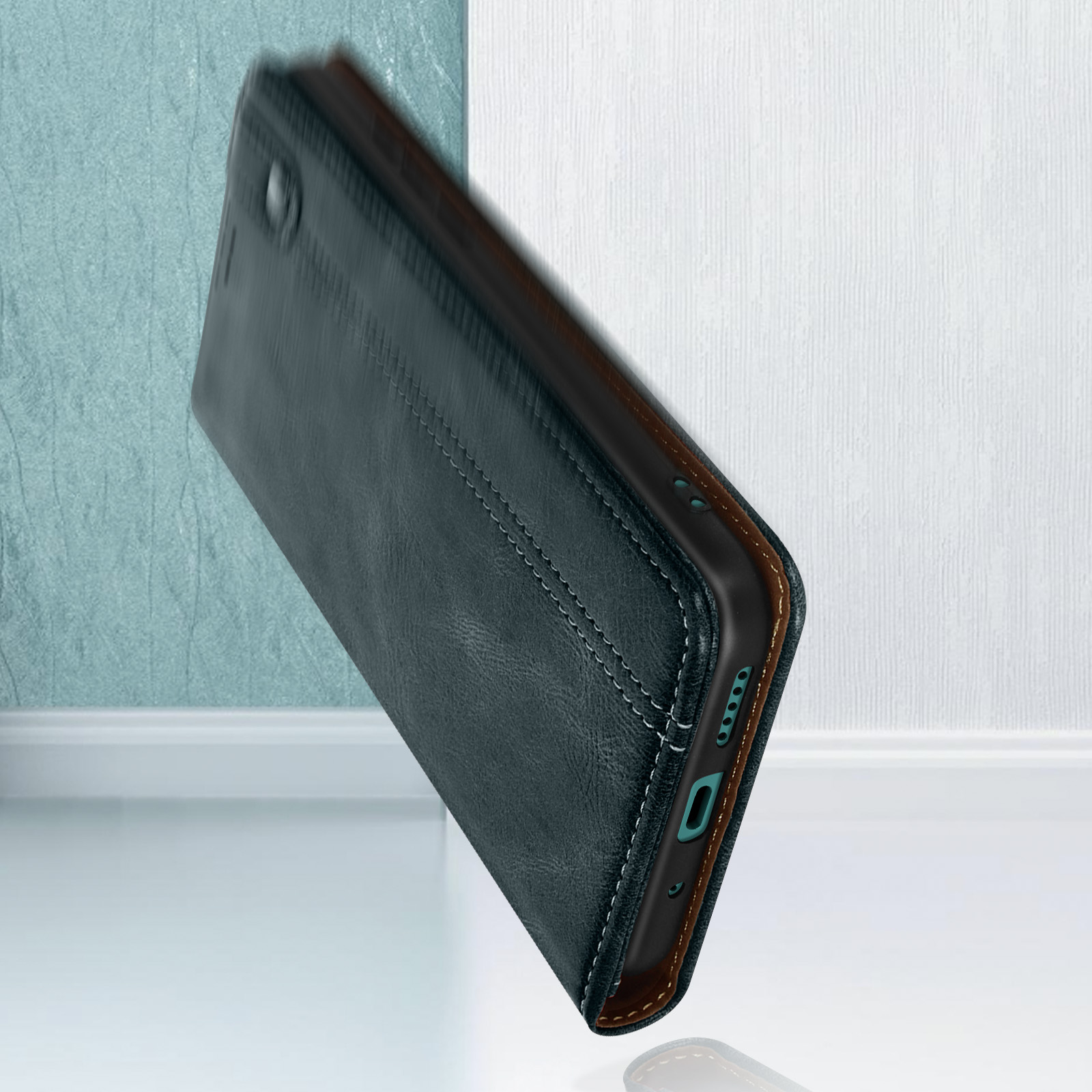Custodia per telefono blu scuro, in piedi, con interno marrone.