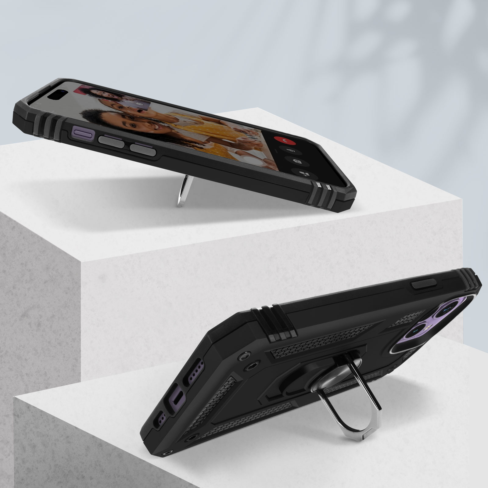 Coque de téléphone noire avec support en anneau, posée sur des surfaces blanches, vue en angle.