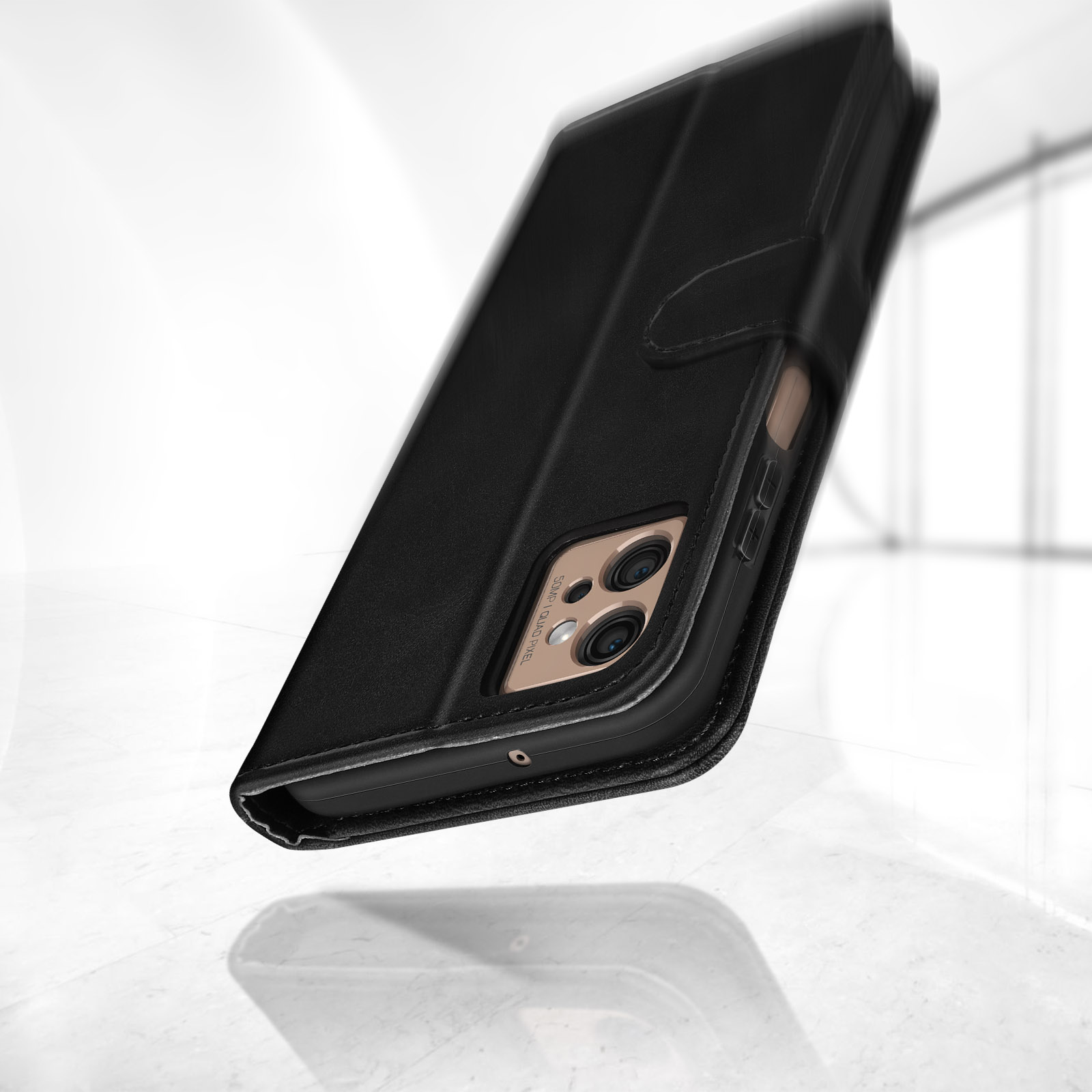 Una custodia per telefono nera con ritagli per la fotocamera a mezz'aria.