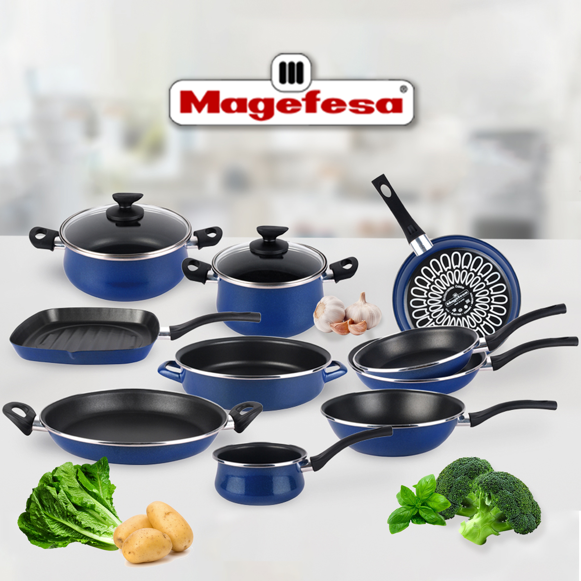 Juego de sartenes azules y negras con logo de Magefesa. Algunas verduras están sobre la mesa.