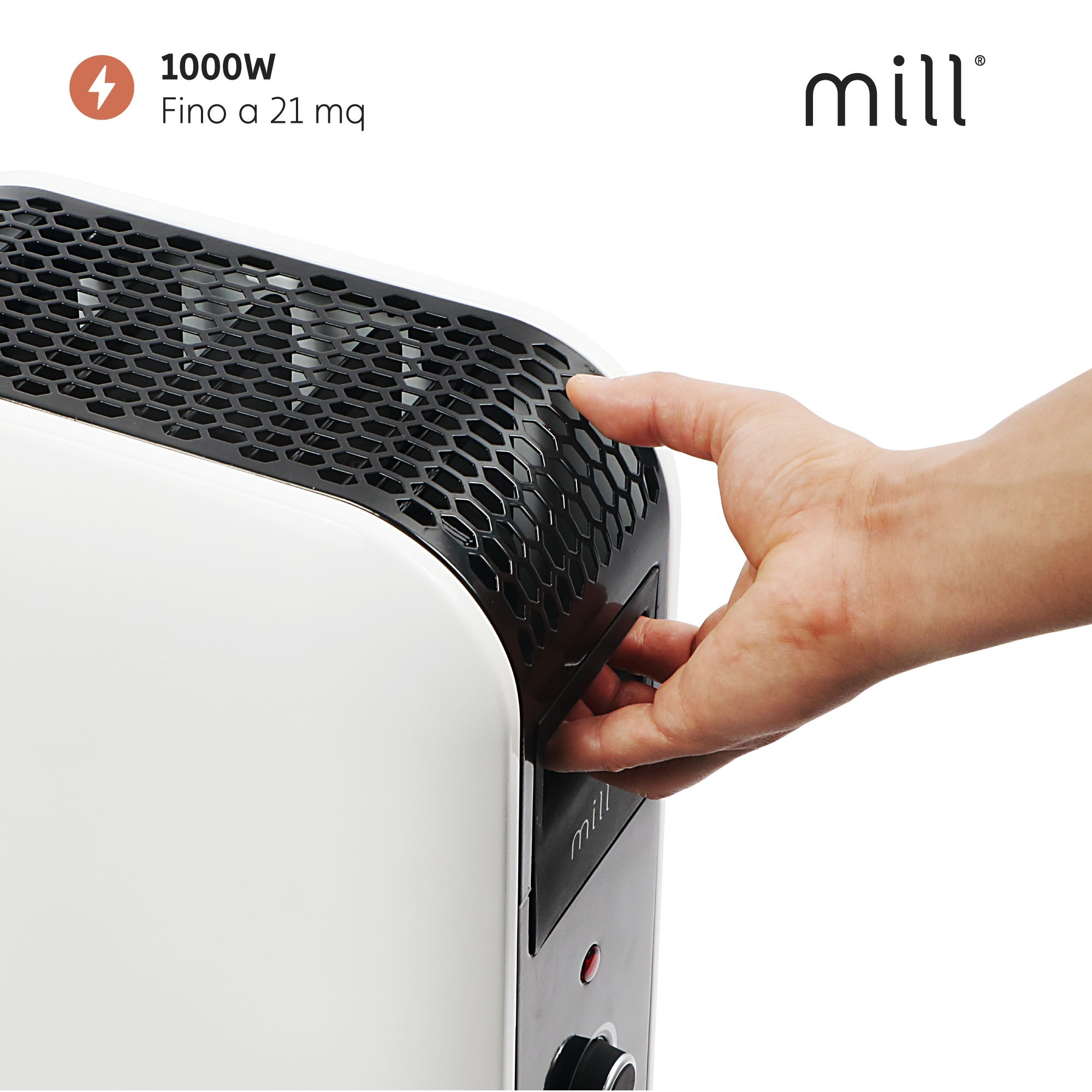 Een witte en zwarte Mill-verwarming. Een hand reikt naar de zwarte grill. Het merk is zichtbaar.